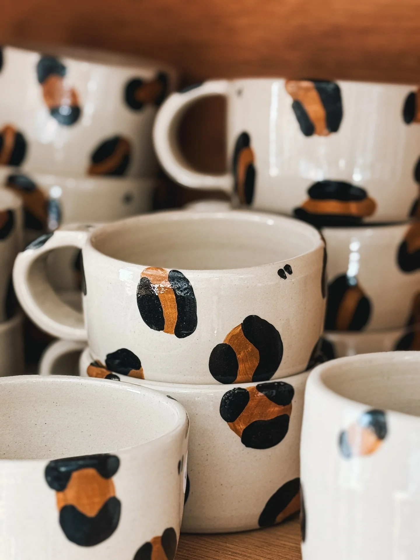 Des tasses en gr&egrave;s, avec un motif l&eacute;opard 🐆 

J&rsquo;ai choisi de laisser le fond dans la couleur naturelle du gr&egrave;s. J&rsquo;aime bien le contraste, et la mani&egrave;re dont la mati&egrave;re dialogue avec le motif. 

J&rsquo;