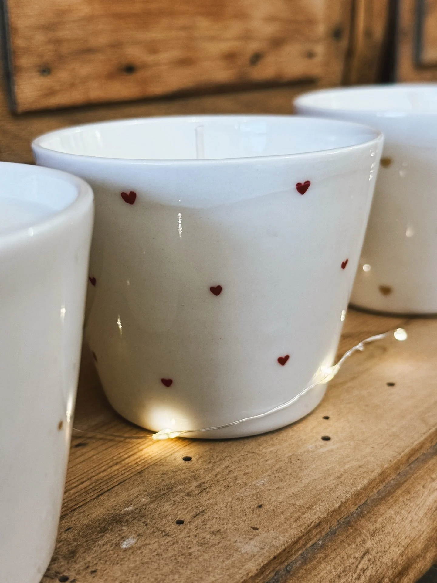 Les nouvelles bougies sont arriv&eacute;es &agrave; l&rsquo;atelier 🕯️
Coul&eacute;es dans des gobelets en porcelaine, une &agrave; une.

Pour certaines, de petits c&oelig;urs rouges, tout simplement.
Pour d&rsquo;autres, des c&oelig;urs dor&eacute;