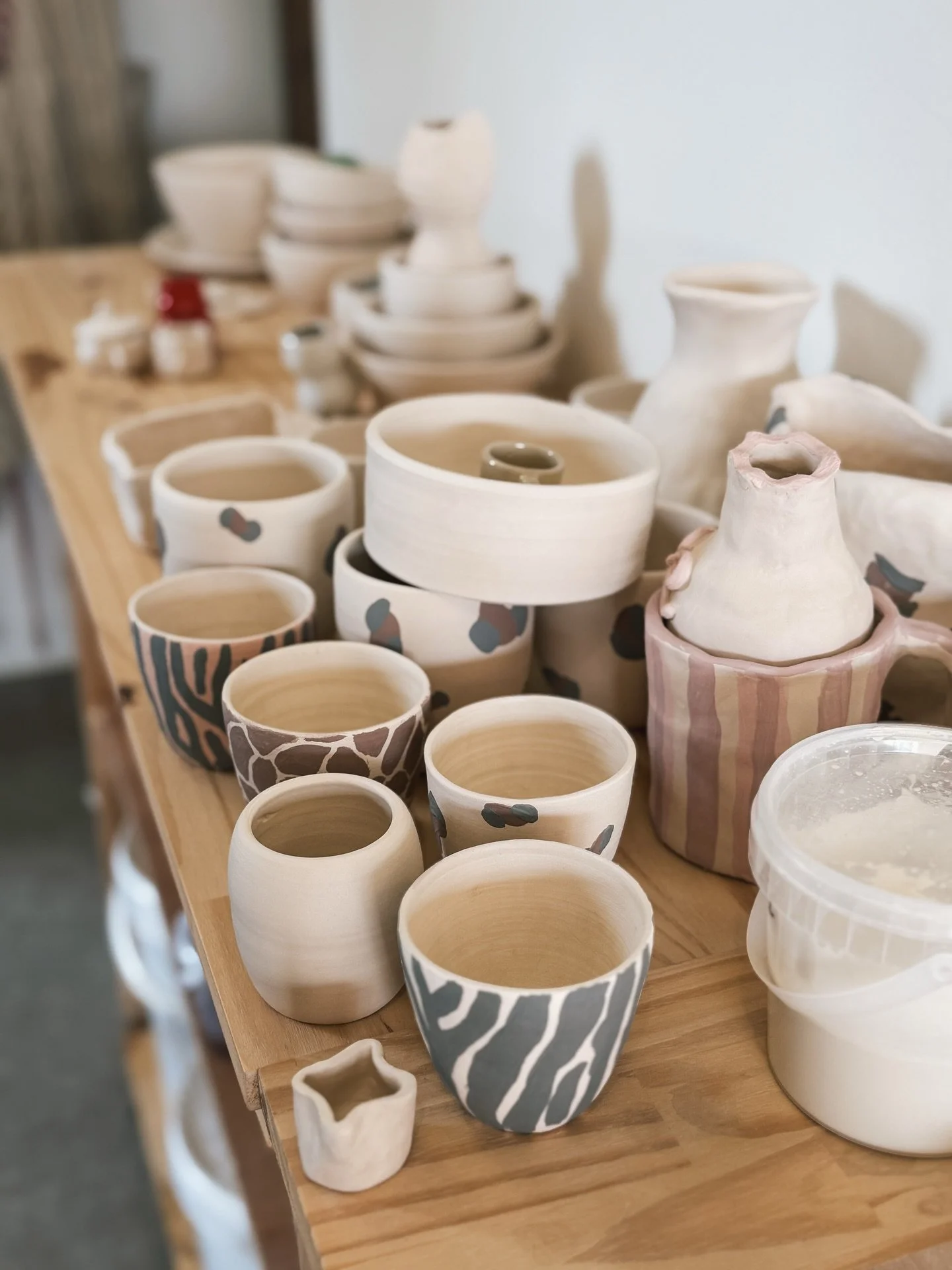 En ce moment &agrave; l&rsquo;atelier&hellip;

J&rsquo;essaie de reprendre un rythme de cuisson normal, mais j&rsquo;ai encore quelques gal&egrave;res avec le gros four 🙁

Alors j&rsquo;avance comme je peux, entre les pi&egrave;ces des &eacute;l&egr