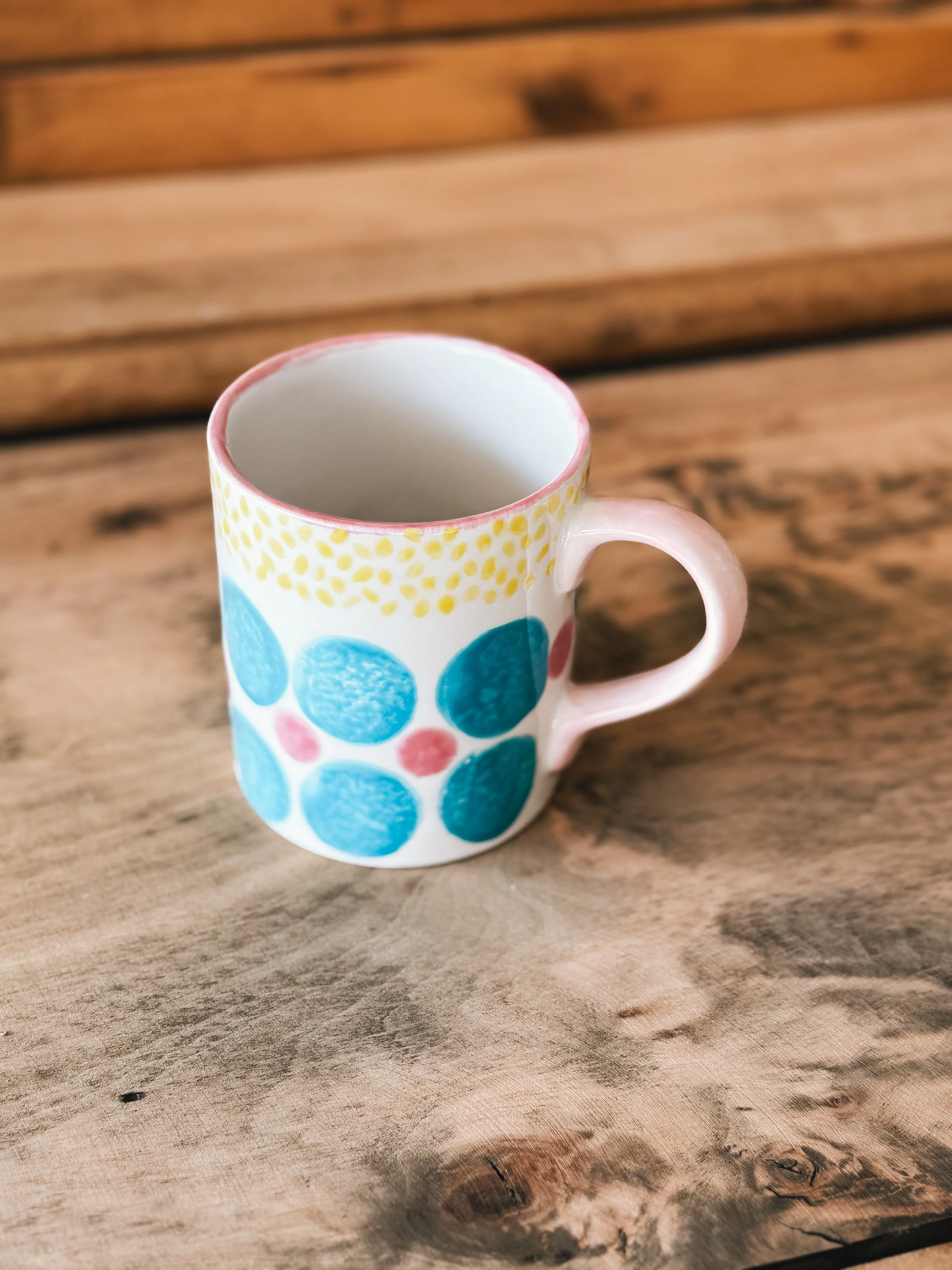 Mug à café illustré avec des gros ronds bleu et des petits points jaune