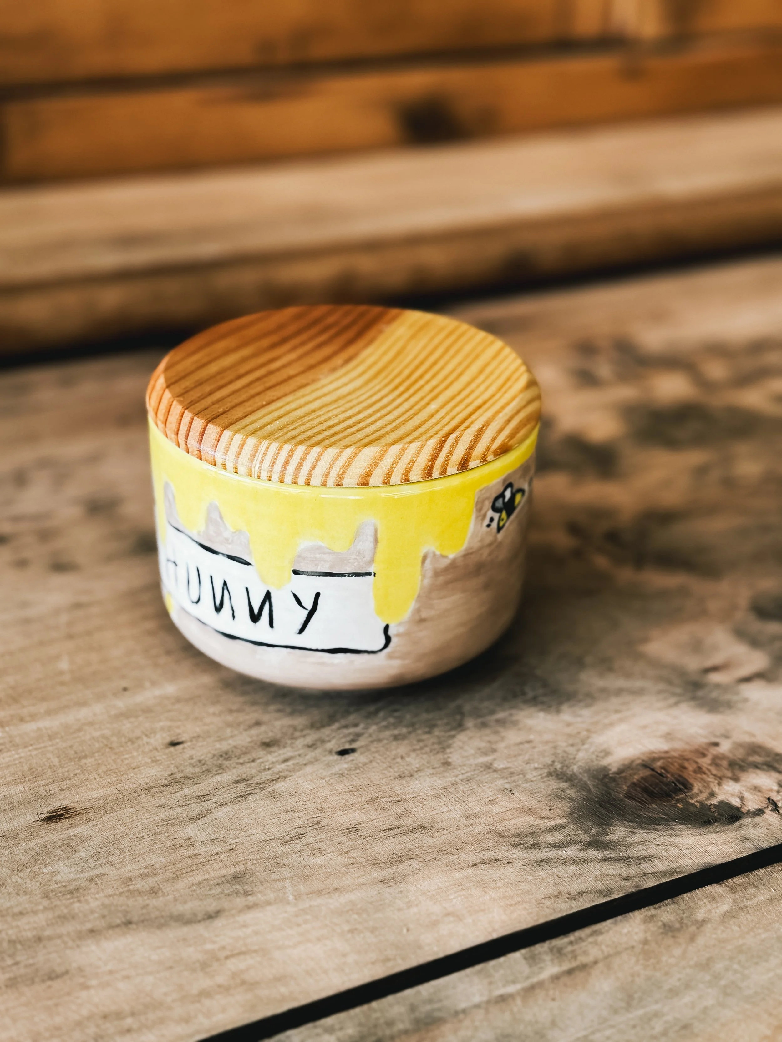 Petite boîte avec son couvercle en bois, illustrée avec un dessin inspiré de wini l'ourson.