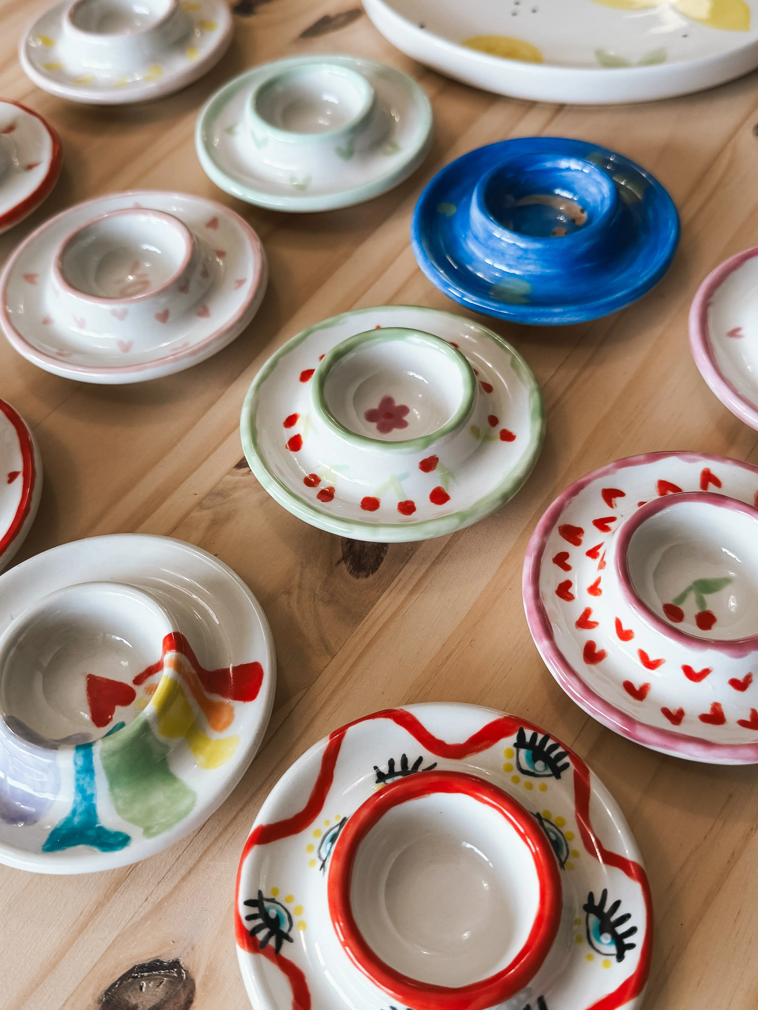 Coquetiers illustrés lors d'une séance de peinture sur céramique.