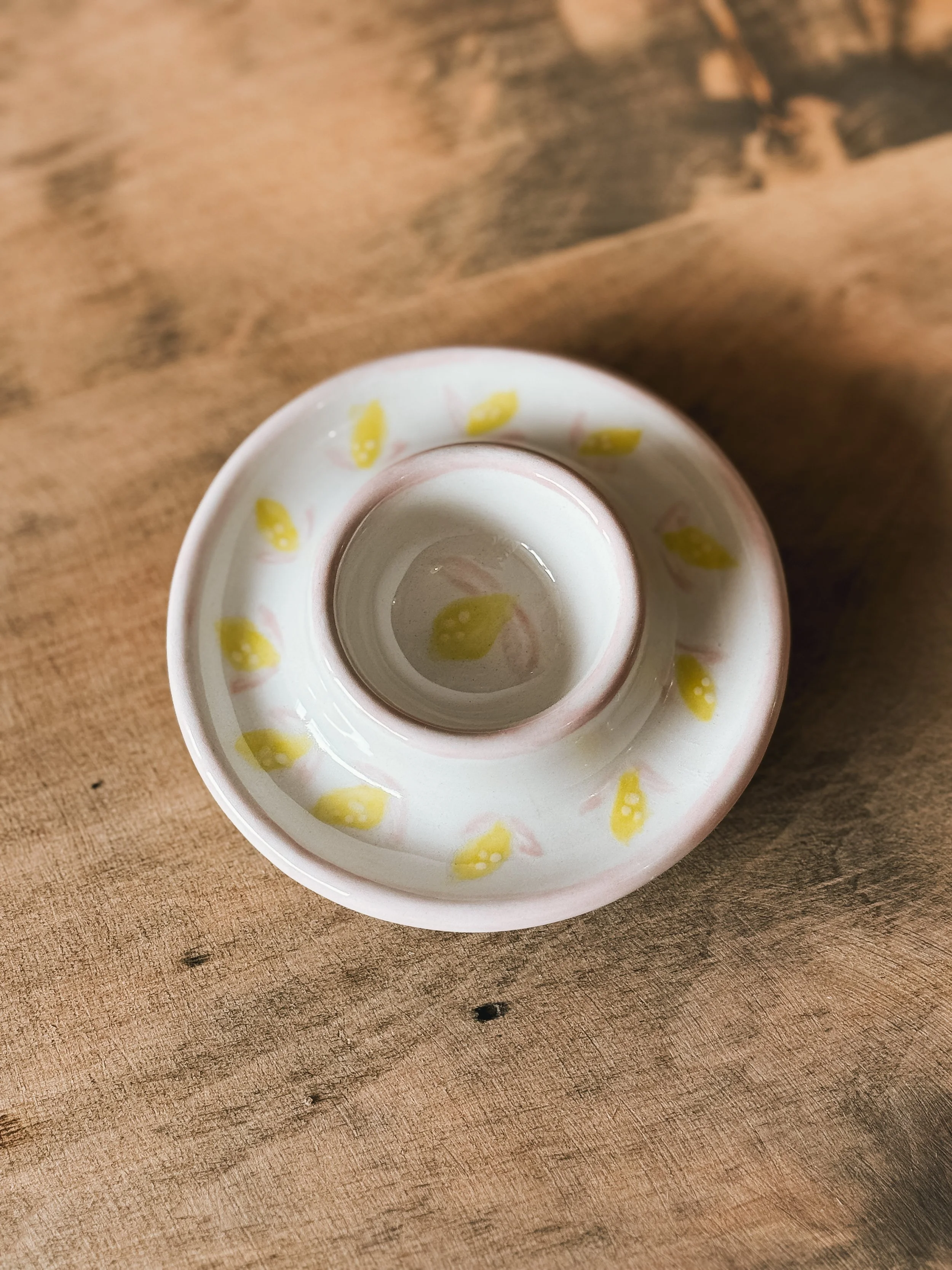 Coquetier illustré avec des petits citrons.