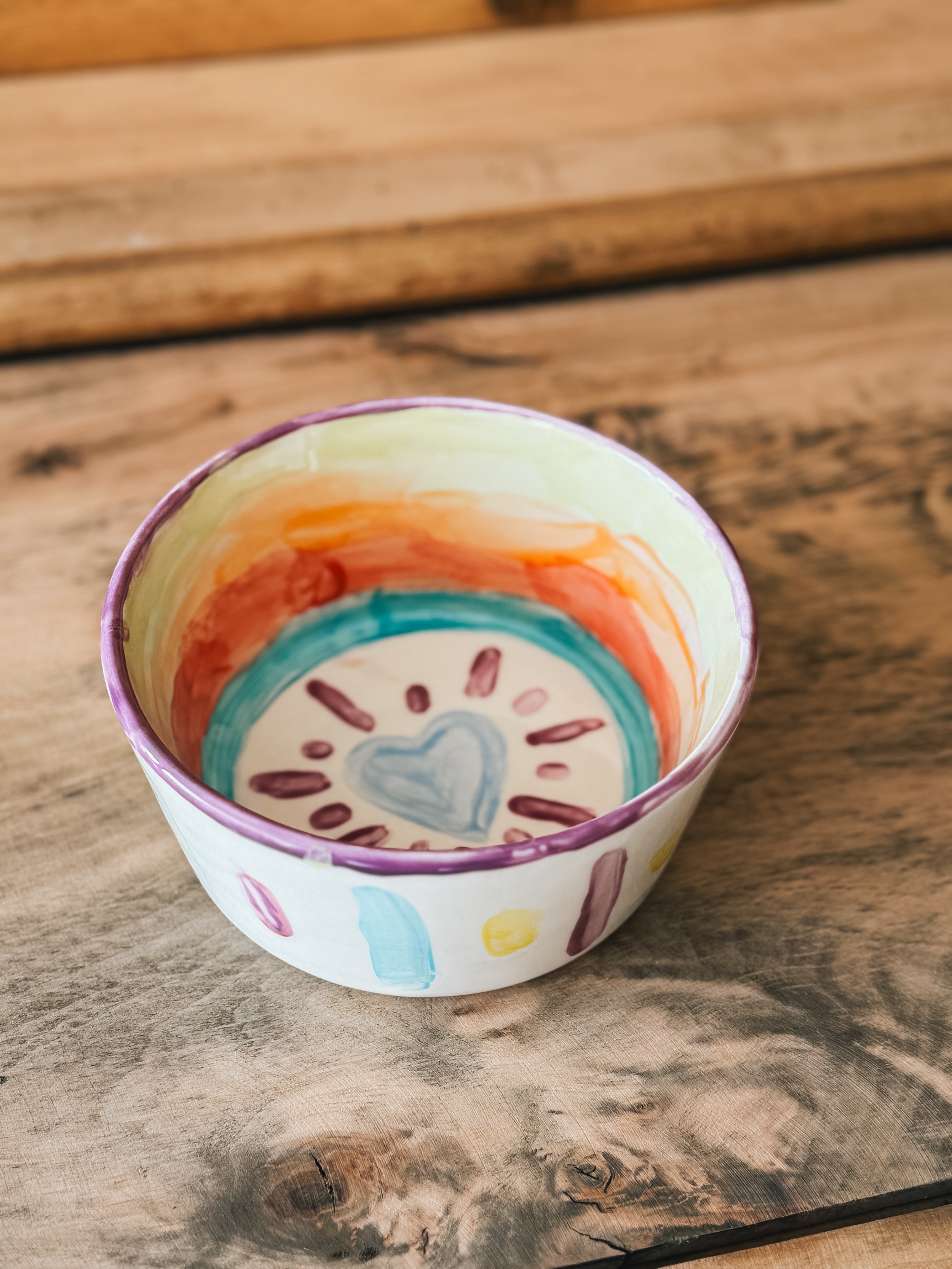 Bol peint avec des couleur vives par une enfant.