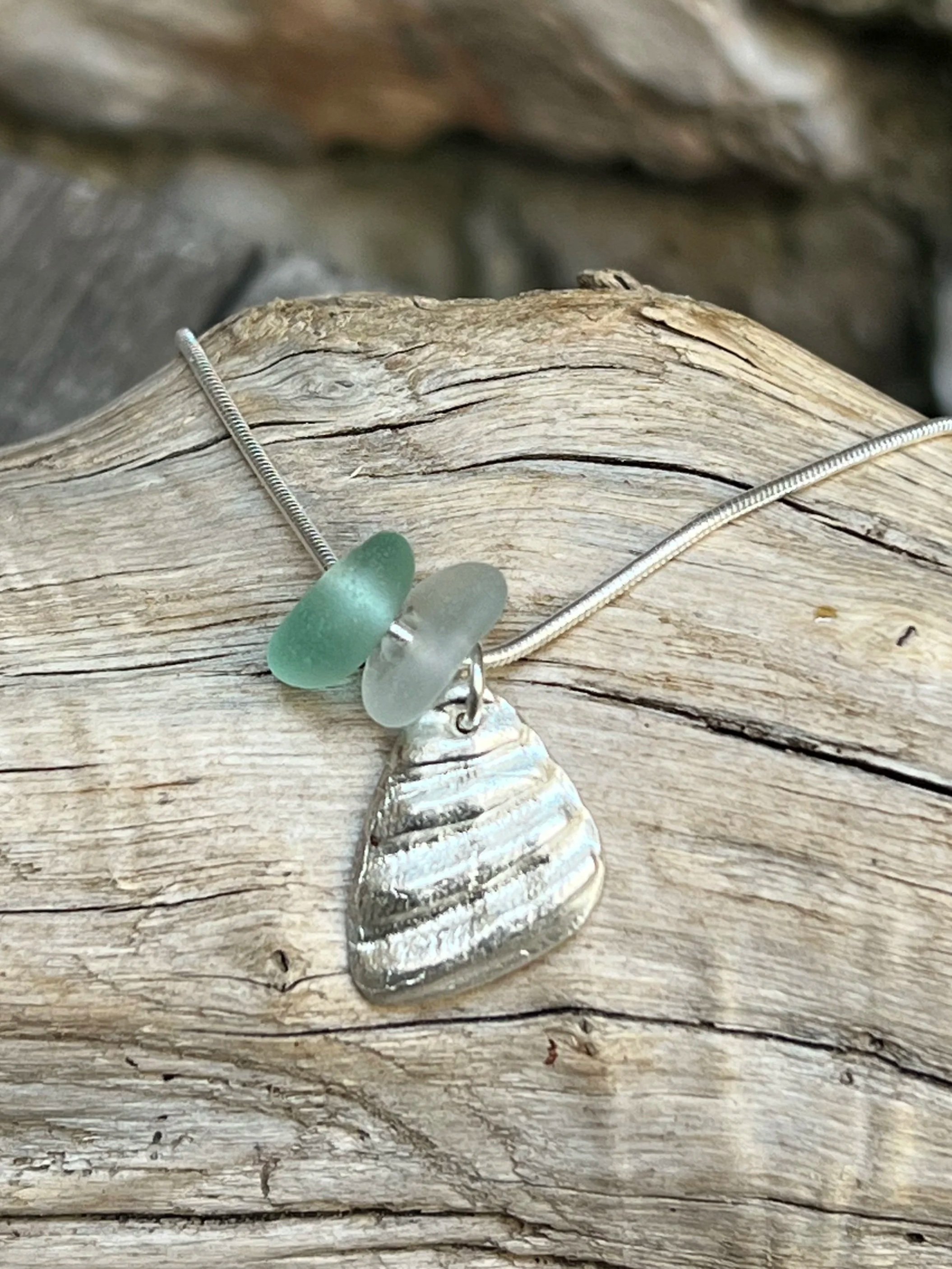 Collier DÉRIVE MARINE – Verres de mer & fragment de coquille