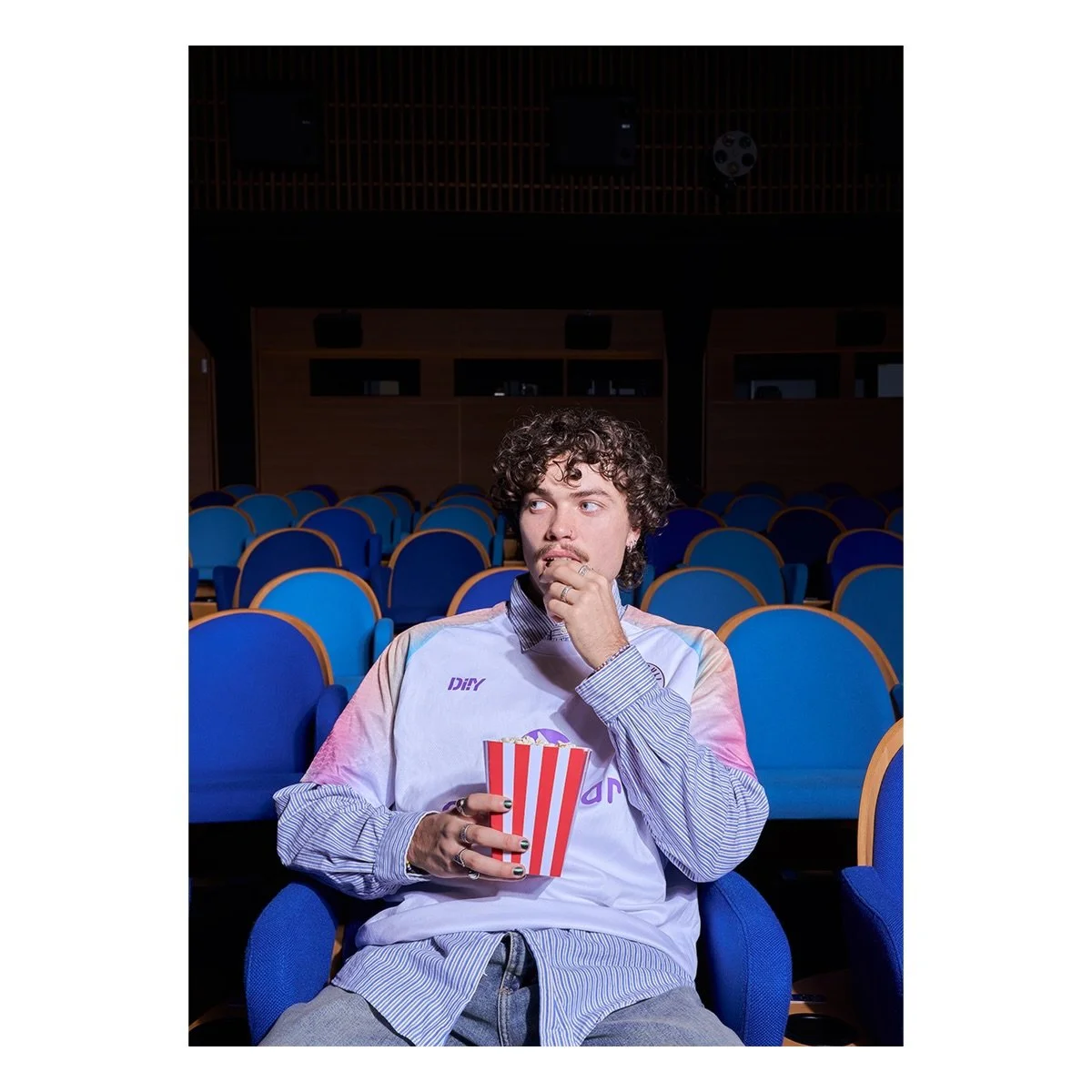 when jerseys meets fashion
.
.
Model: @svringber 
Location: Kino Gr&uuml;negg, Konolfingen
.
.
#fashion #fashionphotography #photographer #photography #sony #godox #sonyalpha #football #stpauli #editorial #sonyswitzerland @sony.schweiz @fcstpauli