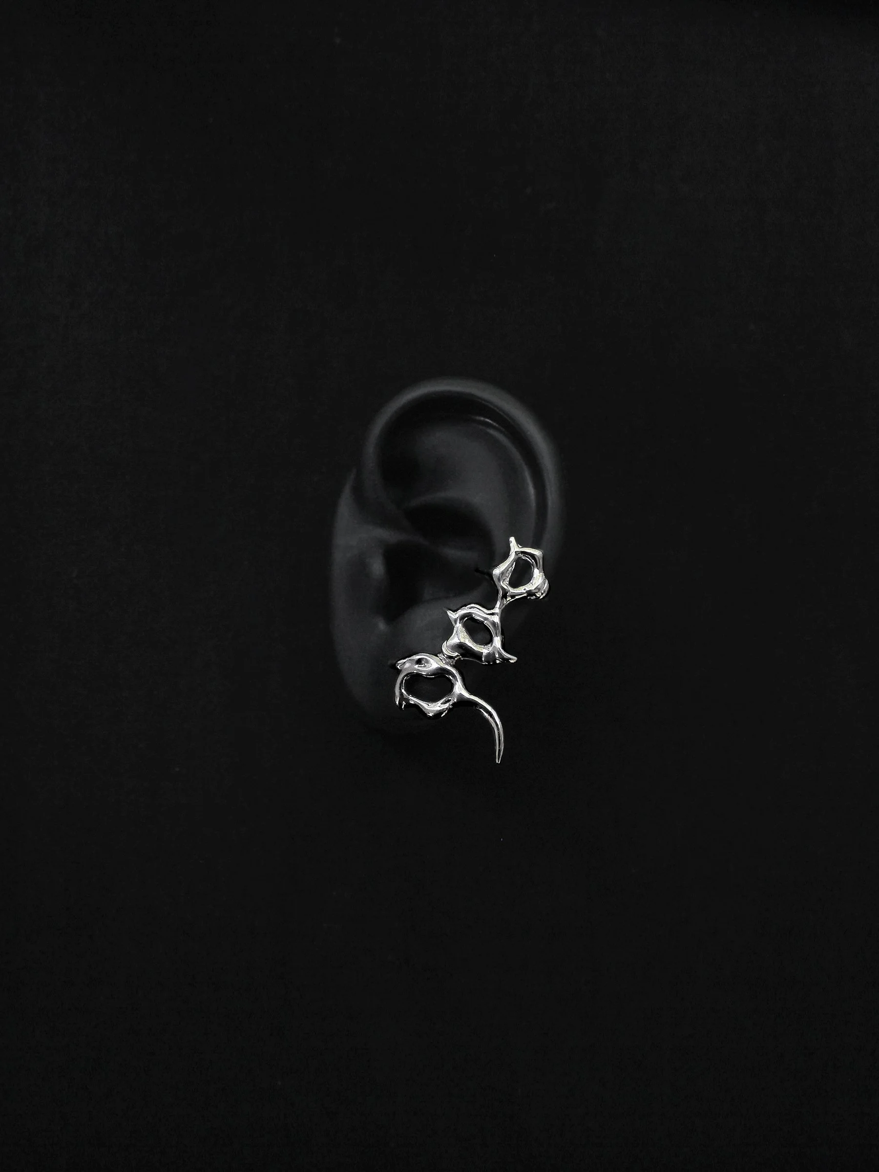 talon_ear_cuff_on_ear_LLY_ATELIER_2.jpg