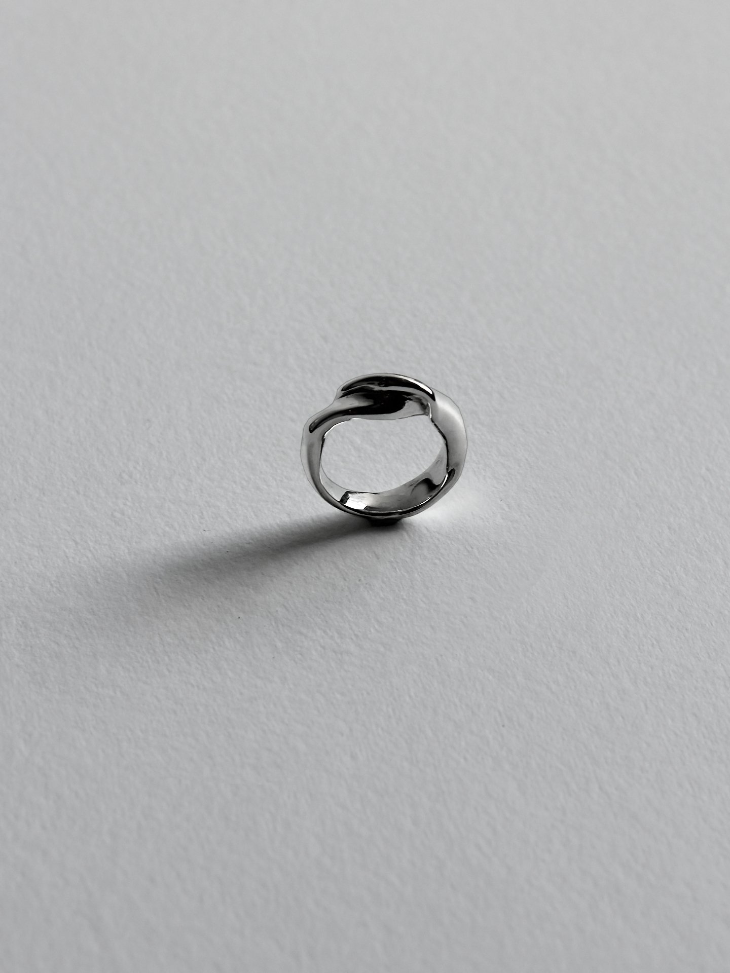 Torsion_ring_in_silver_lly_atelier_1.jpg