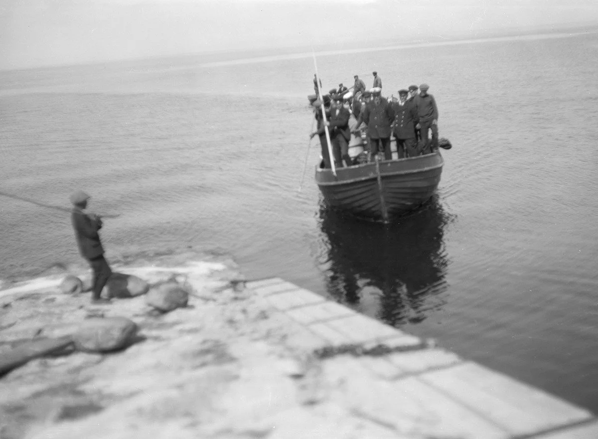 Luotsivene saapuu Marjaniemeen.jpg