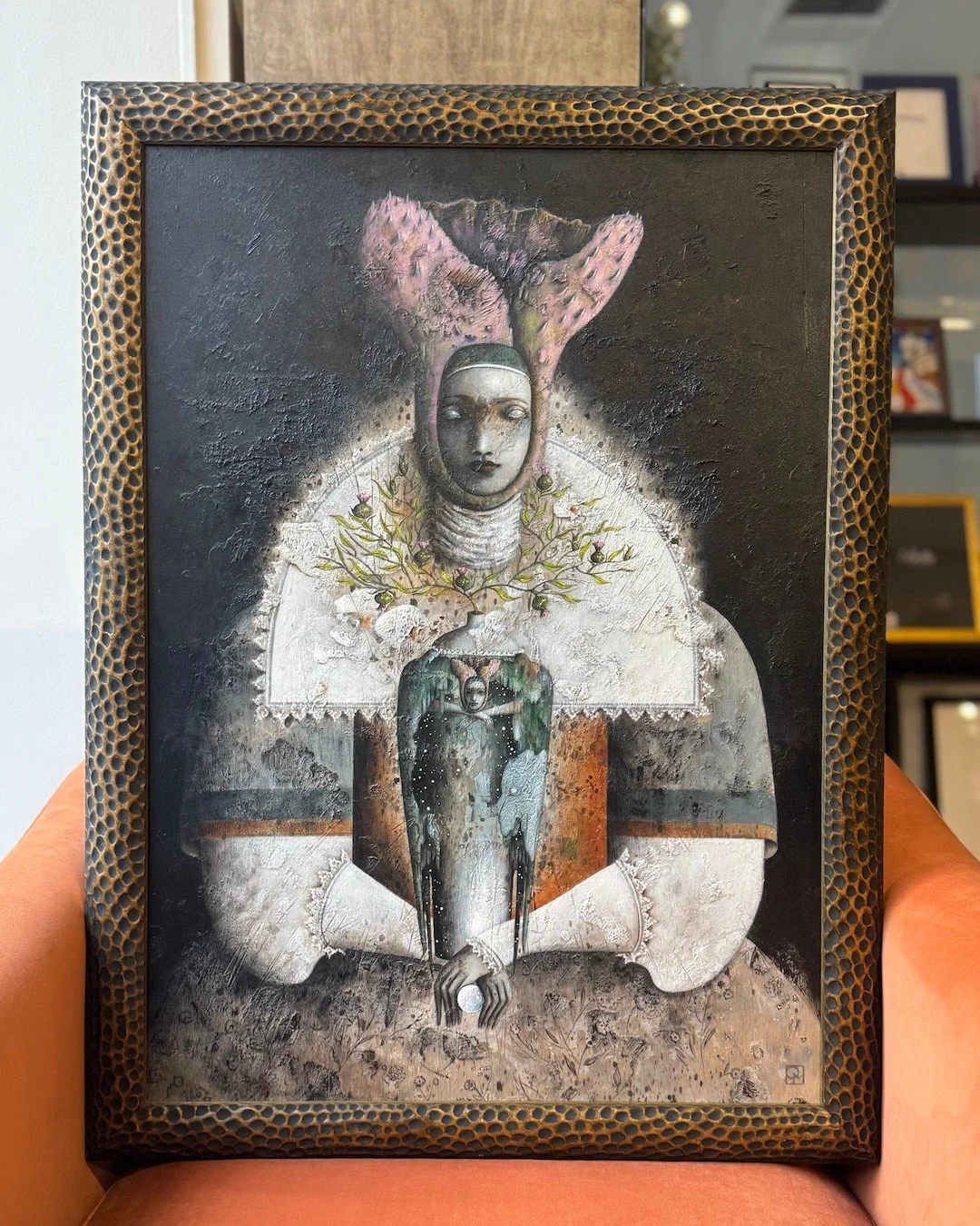 Perfectly matched. A stunning piece by @octaviamonaco that our customer had a vision for, selecting our textured gold Il Mare frame to bring out every layer. #findyourperfectframe #chicagoframeshop #customframing #octaviamonaco #framewhatyoulove #lov