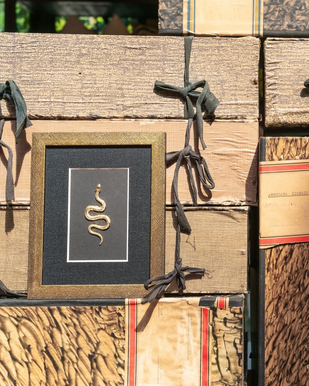 Sparkly frames make everything better....even snakes. 🐍 ✨ #framesthatsparkle #glitterframes #customframing #chicagoframeshop #chicagosbestframer