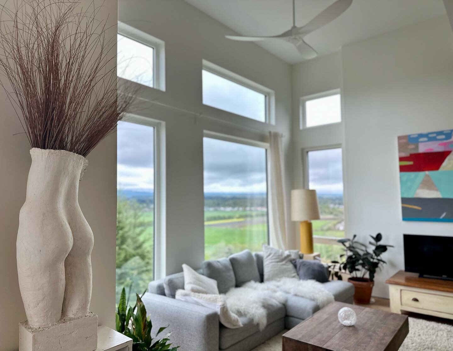 🎨🌟 Exciting news! Big Sky Gallery is coming soon, and it's not your average rental. With floor-to-ceiling windows and stunning views, you'll feel like you're living in a work of art. And that's because this unique space is owned and decorated by a 