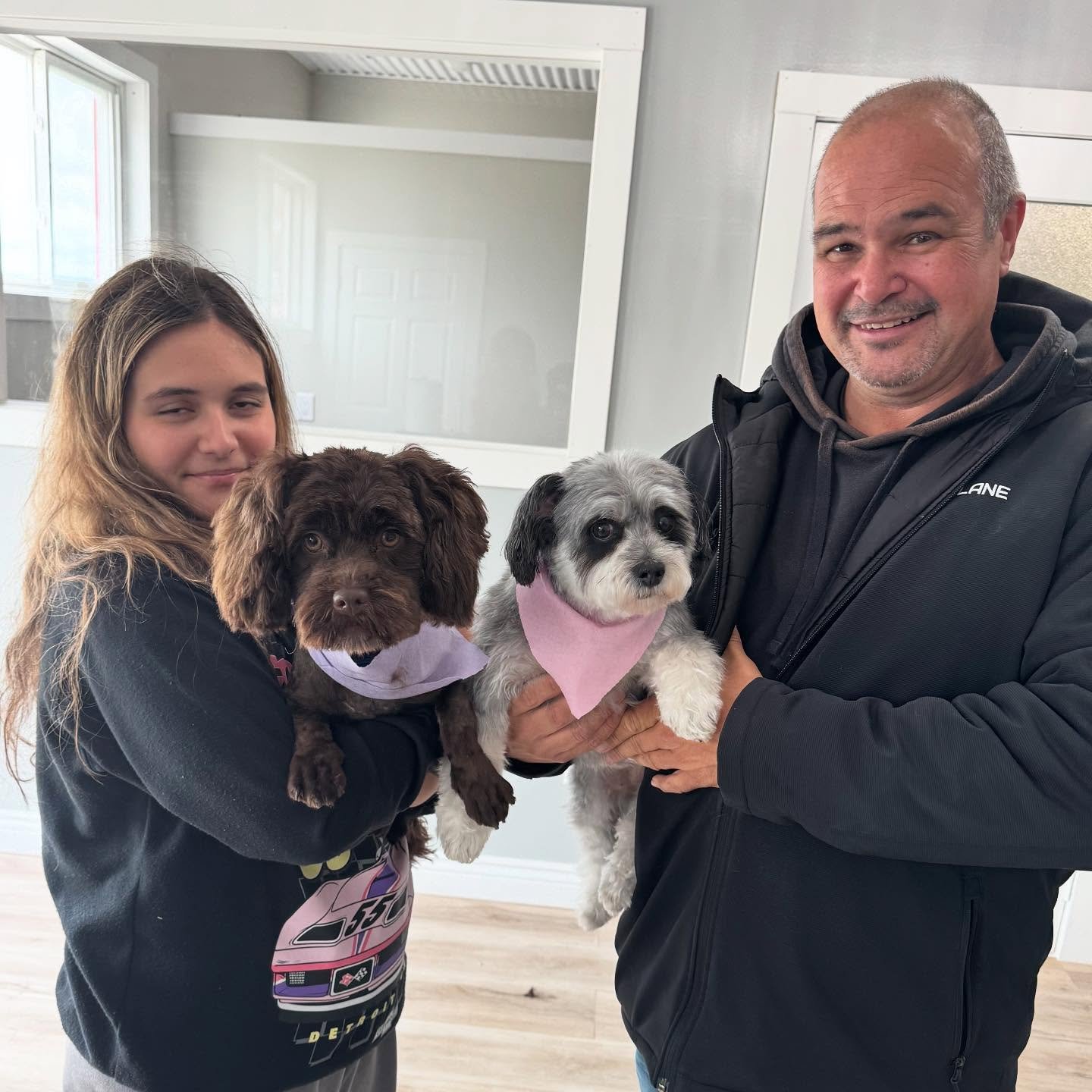 Fresh from the spa and looking fabulous!
Eleanor and Shelby were all smiles as they were picked up after their pampering session&mdash;clean, cozy, and oh-so-loved!

#SpaDay #FreshAndFluffy #HappyPups #HuntingtonHorseAndHound #DogGroomingDay #Pampere