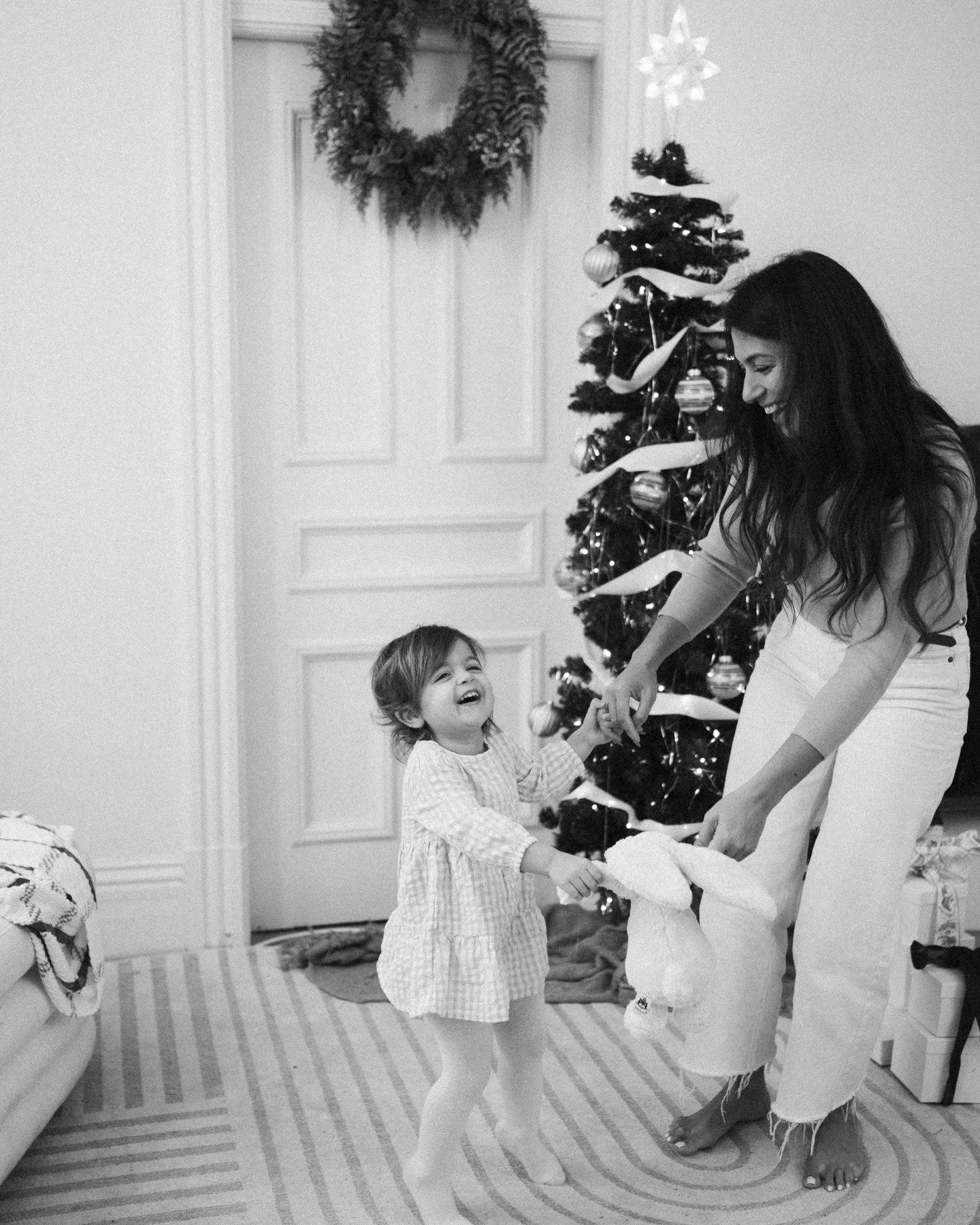 Miss out on the last holiday mini-session date? I have a few spots left for this Saturday, December 20 at Studio 5 in Downtown Peterborough at the link in my bio. 

Galleries will be delivered next day, just in time for the 25th. 💌🎄