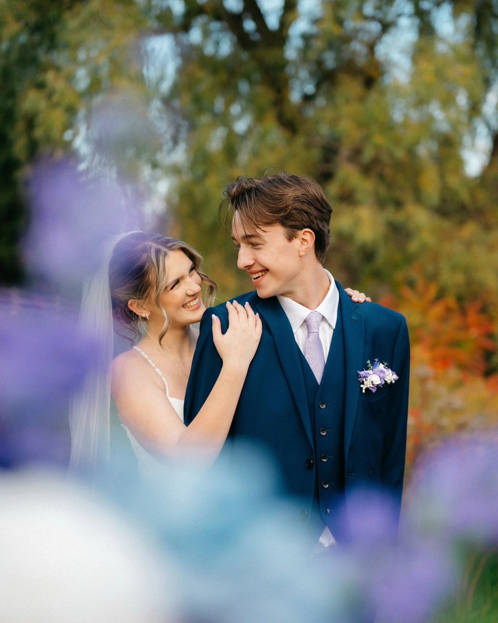Fall weddings at @on_the_ridge_events >> 

Swipe to see the best wedding photo bombers. 🤭

📸 Second shot for @kaylalefrancphoto