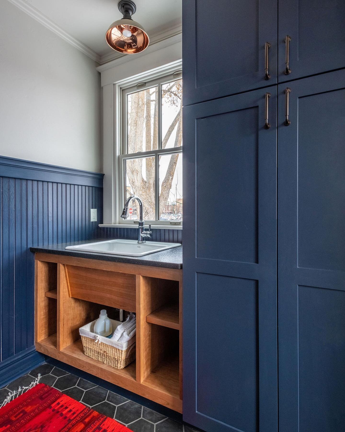 A mudroom that&rsquo;s as pretty as it is functional. 📷 by @jlowryvizzutti 

#interiordesigner #mudroomdesign #bellinghaminteriordesign #bellinghaminteriordesigner #sanjuanislandinteriors #seattleinteriordesign #seattleinteriordesigner #pnwinteriord