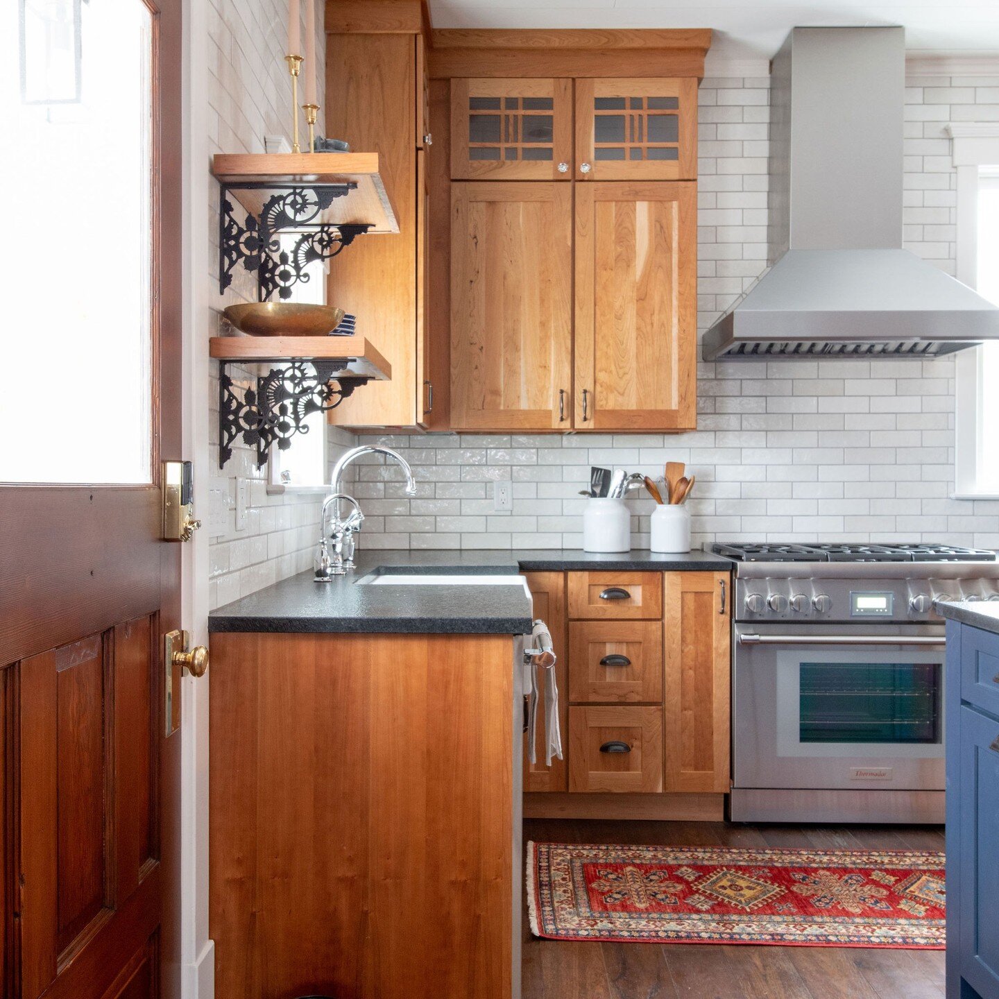 Warm wood tones and eclectic details for this historic kitchen remodel in Montana.

Photo by @jlowryvizzutti 

#bellinghaminteriordesign #bellinghaminteriordesigner #historicremodel #historicrenovation #pnwinteriordesign #montanainteriordesign #white