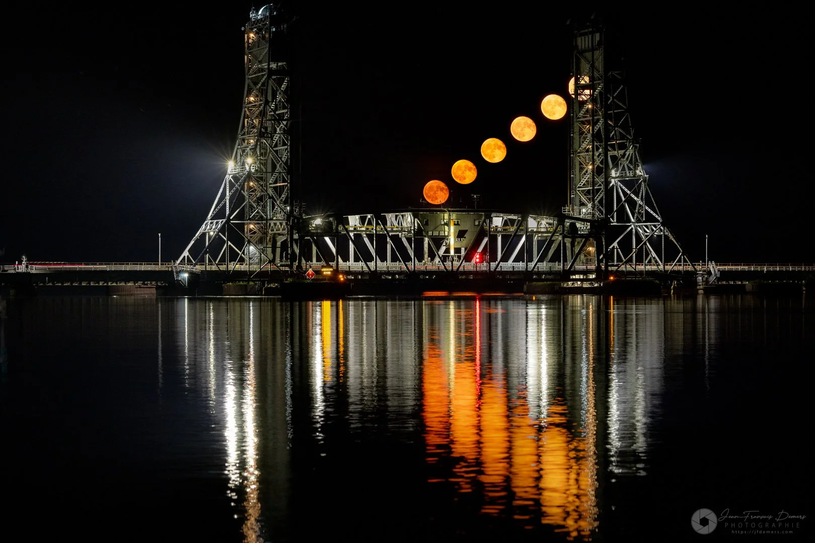 Image composite du Pont Larocque et de la lune