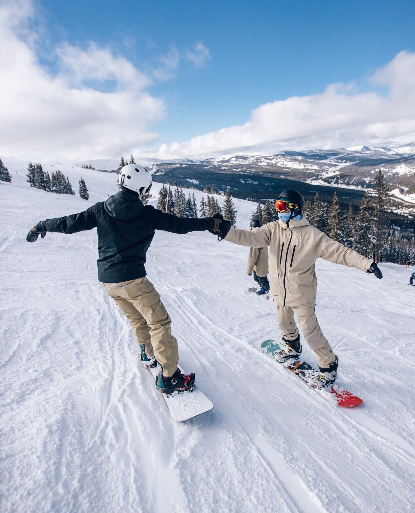Grab your buddies, let's plan a ski trip 🤝⁠
⁠
⁠
Learn how to get started at link in bio! #college #collegetravel #ski #snowboard #skiclub #skitrip #collegeskitrip #outsidelife