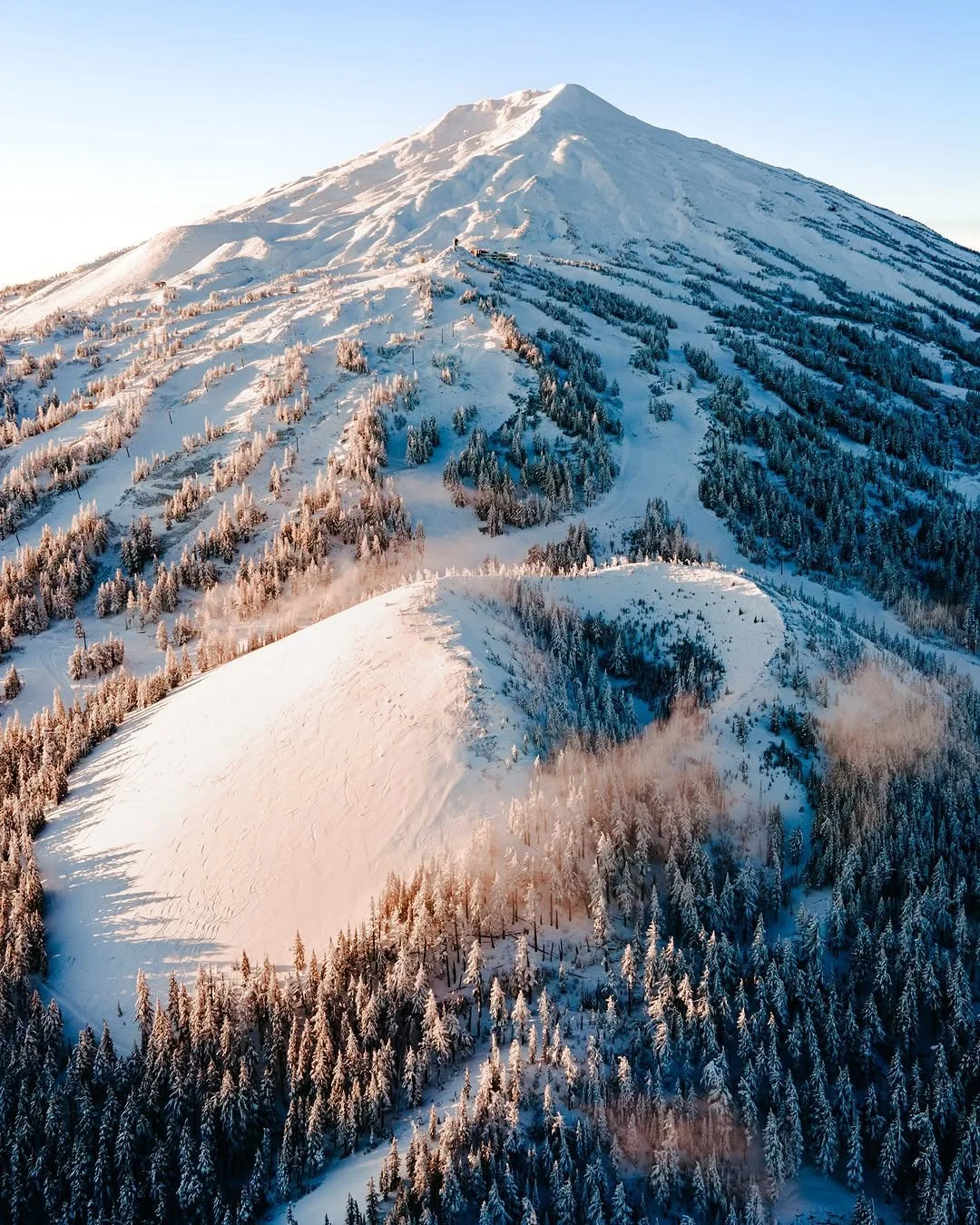 Aftermath of the storm mother nature DUMPED on us the past couple of days ❄️ From the west coast → the rockies, the peaks are covered 😁
#snow #weather #pow #powder #winter #fall #peaks #dump #snowing #travel #outsidelife #ski #snowboard #col