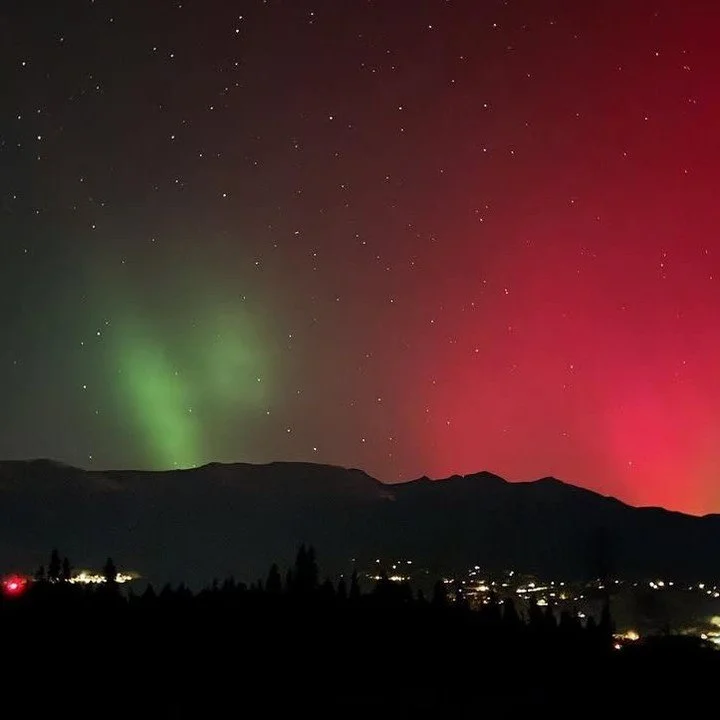 From apr&egrave;s to aurora, life outside never stops 🌌🔥⁠
⁠
#colorado #northernlights #lights #sky #outsidelife #aurora #northern