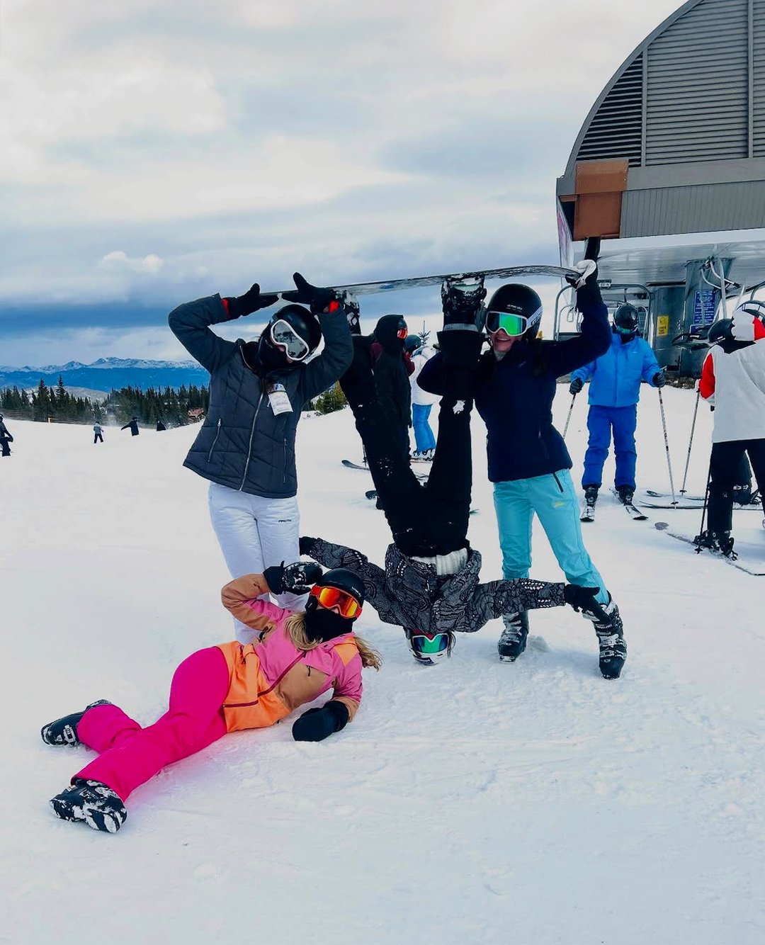 You came, you shredded, you partied 🏂🍻 The best moments are always the ones you capture. Thanks for bringing the stoke 🔥⁠
⁠
#OutsideLife #PowDaze #Travelers #Moments #SkiTrip #Party #Stoke