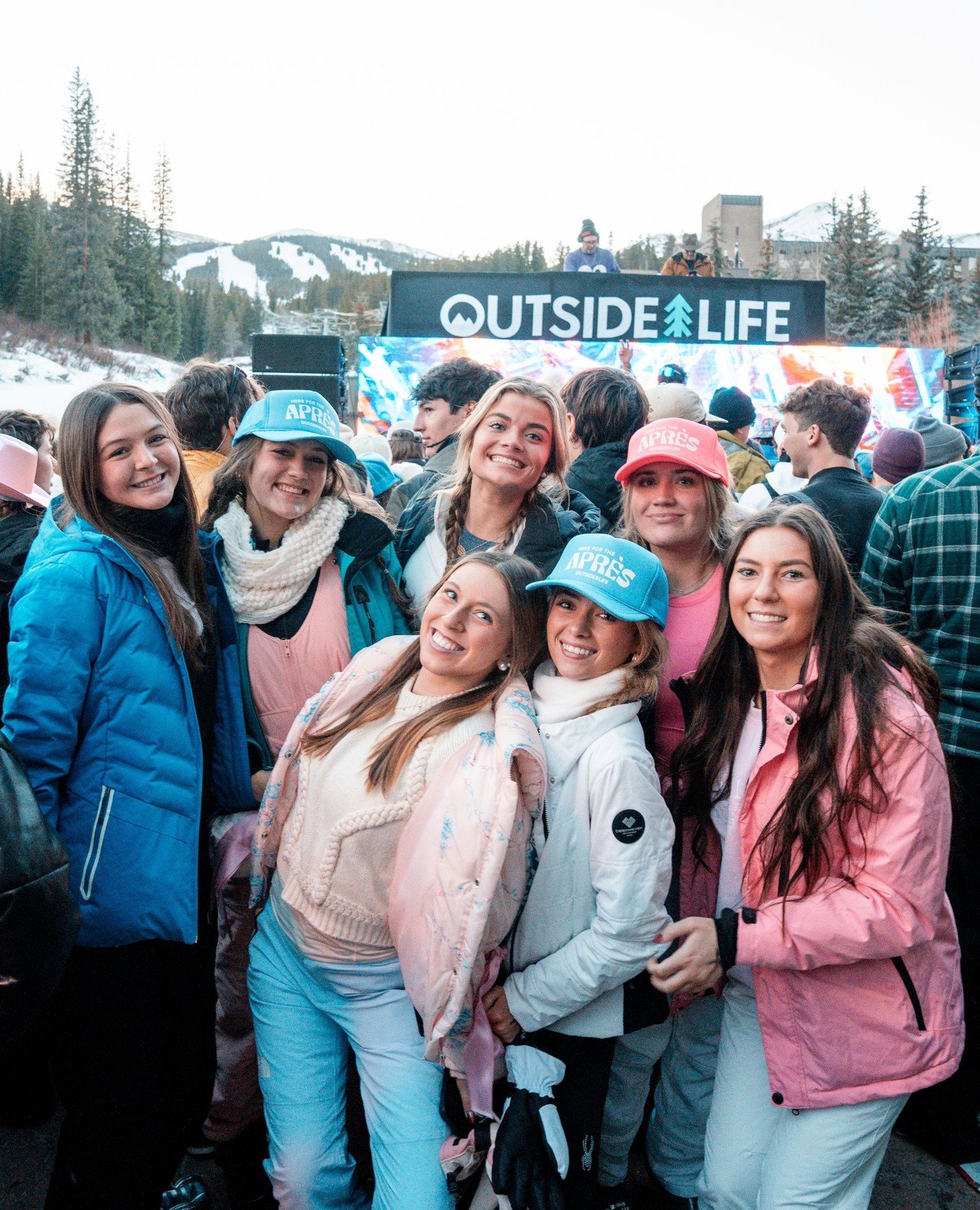 Powdaze still living rent-free in our heads 🍻 Who&rsquo;s bringing this apr&eacute;s energy into the weekend?⁠ 🪩⁠
⁠
📸: @chriseddlemon #OutsideLife #Apr&eacute;s #Concert #HereForTheApr&eacute;s #College #Ski