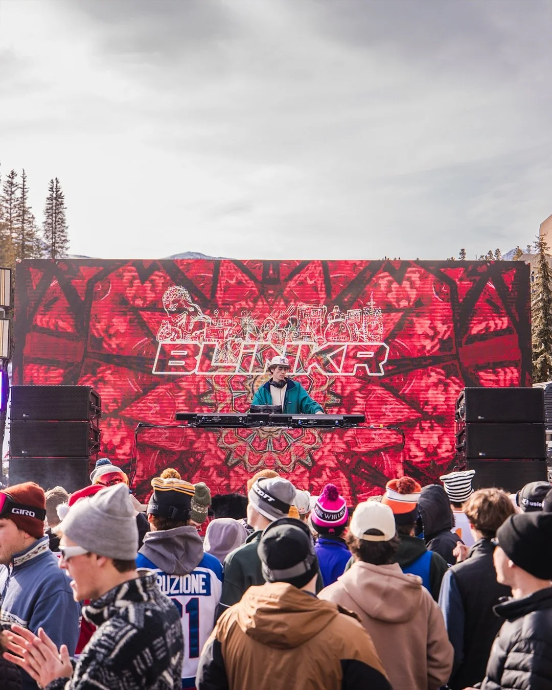 One of those sets that just hits different in the mountains 🔥 @blinkr.music bringing the vibes all day 🎧❄️⁠
⁠
#OutsideLife #Blinkr #Concert #Apr&eacute;s #Vibes #Mountains #Music #Energy