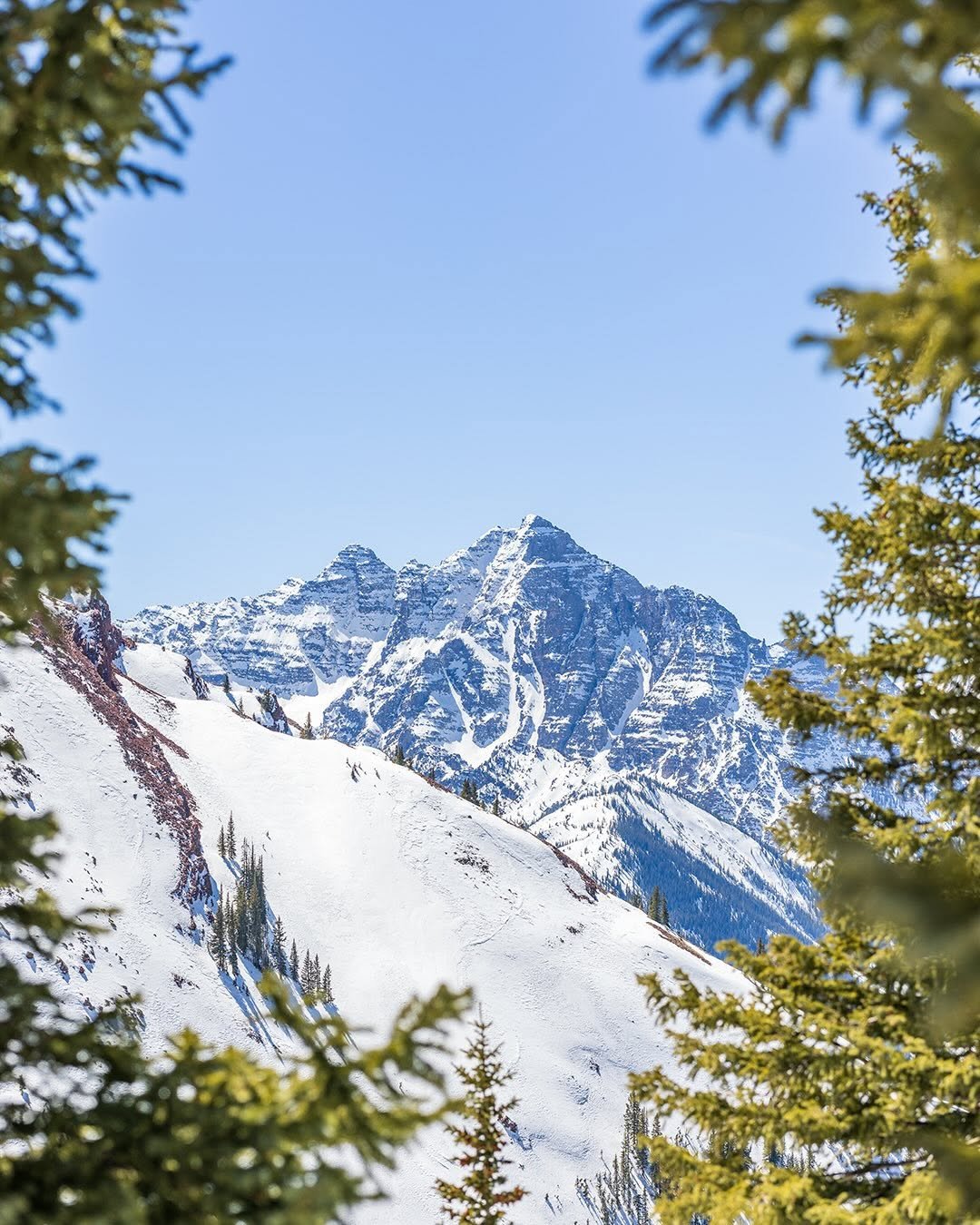 Views like this never get old 🏔️ Bluebird spring days as the season starts the wind down ☀️⁠
⁠
#Aspen #OutsideLife #Views