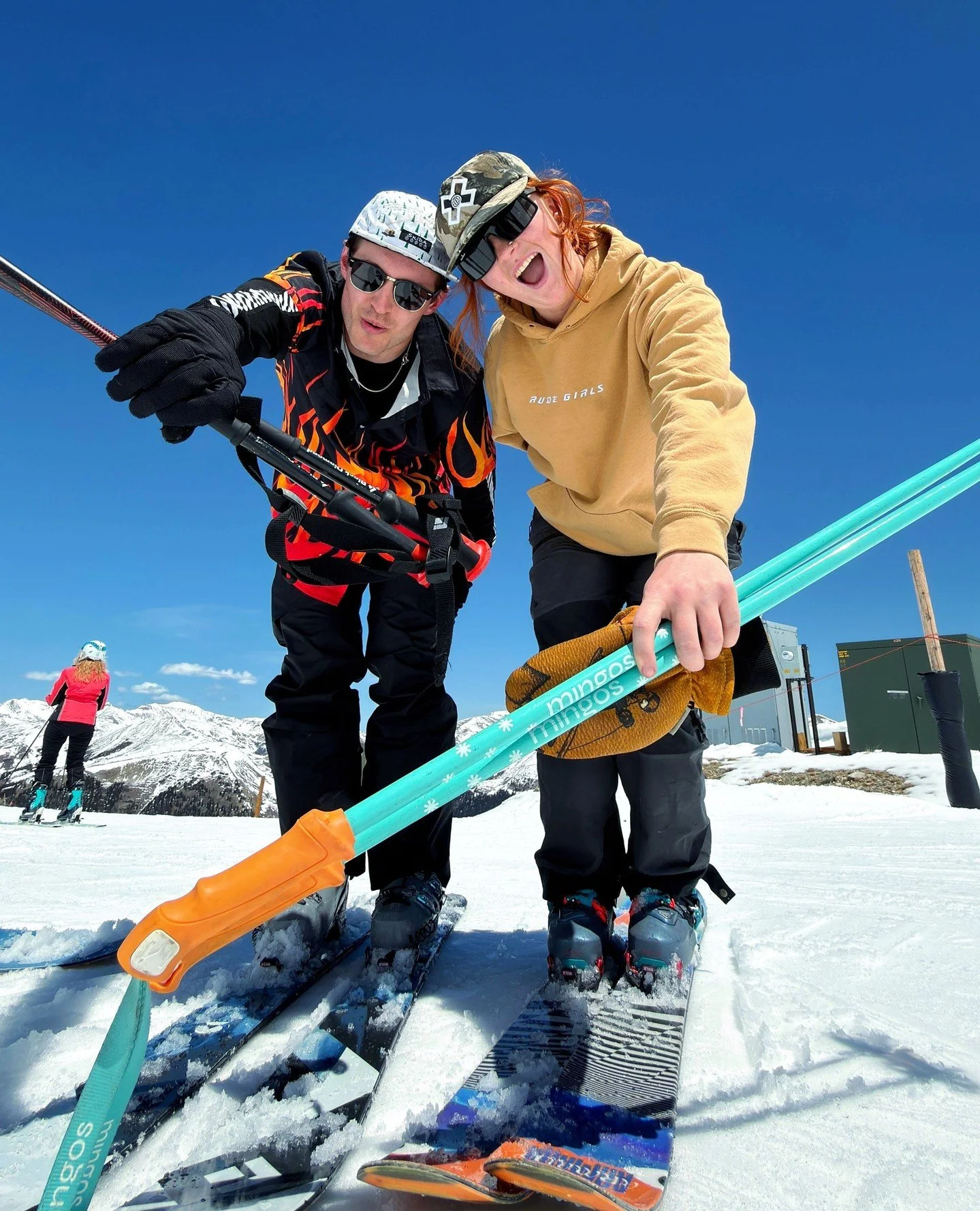 Grillin&rsquo; dogs, crushin&rsquo; beers, and ripping slush laps with the crew ☀️⁠
⁠
#ArapahoeBasin #OutsideLife #Spring #Skiing #Travel #Beers #Sun #Summer #ClosingWeekend #SlushLaps #Snowboarding #Crew