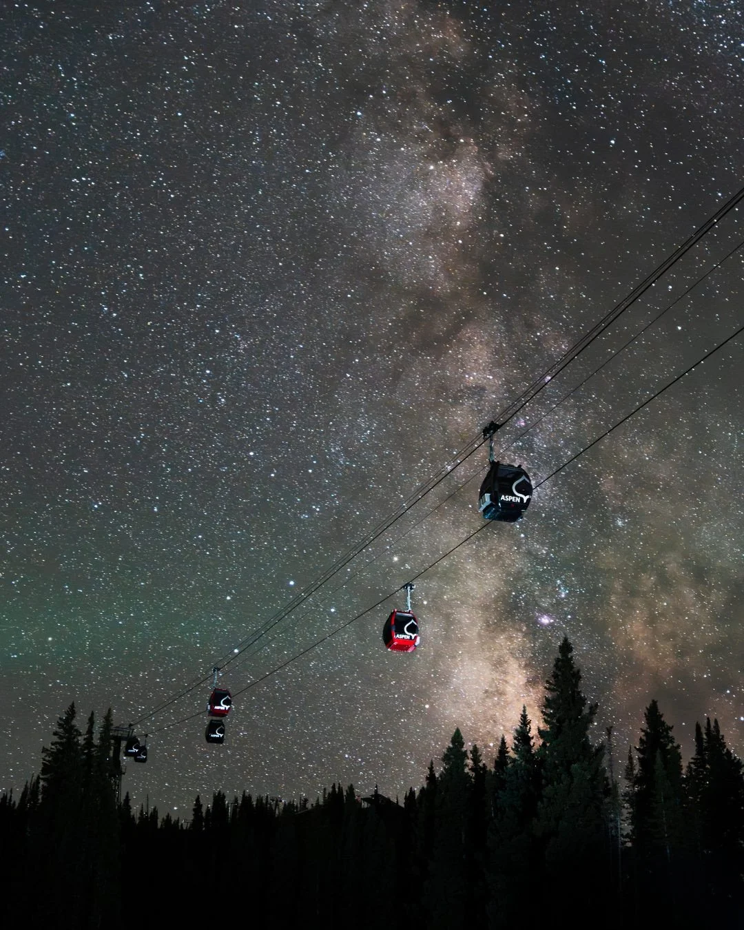 Not a bad way to end the day... ⭐️⁠
⁠
Aspen, CO 📍 #OutsideLife #Aspen #Stars #Nighttime #Summer