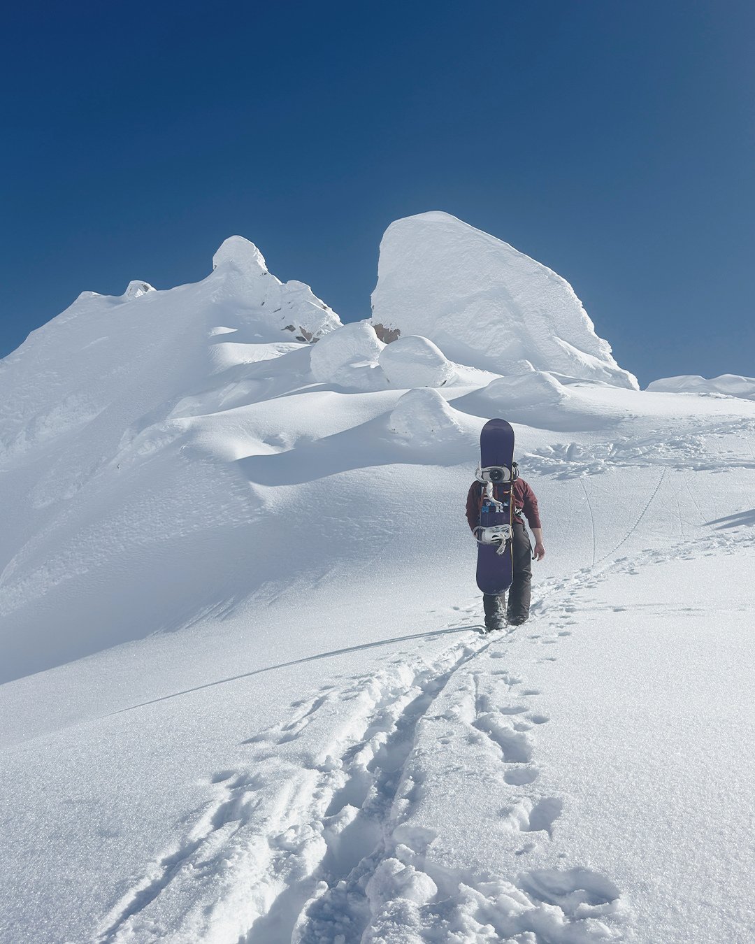 It's only day 2 in Patagonia and it's already unreal... Buckle up, Patagonia is showing off and we are HERE for it 🏔️📸✨️ ⁠
⁠
#OutsideLife #Patagonia #Views #CerroCatedral #Snowboard #Ski #Snow #Winter #BackCountry #SummerCamp