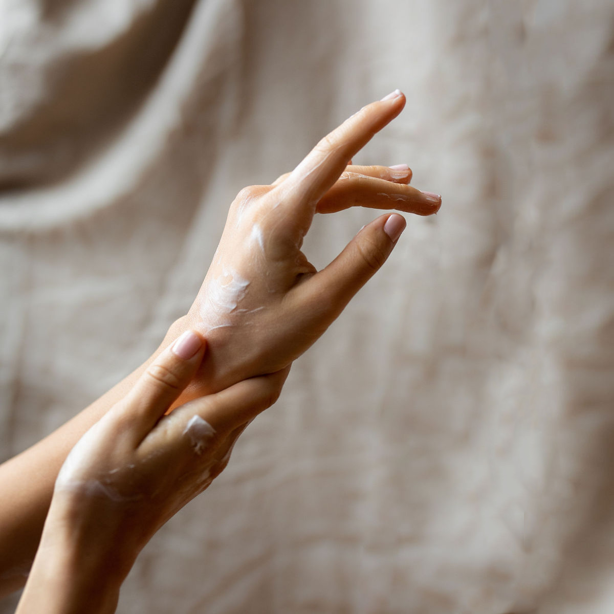 UMMSkincare_BarrierCremeHands copy.png