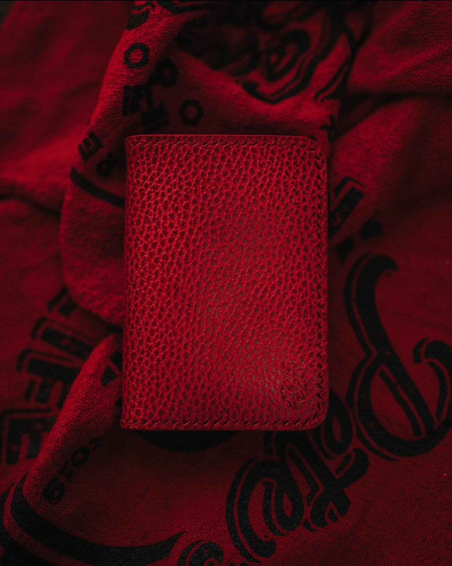 All I see is Red 🚩🚩🚩

The Weston made with Red Dollaro ont be outside and Nero Pueblo on the inside. 

What do you think of this seductive combo? 

#Leathercrafting #handmade #handmadeleather #leather #leatherwallet #edc #edcwallet #fieldnotes #le
