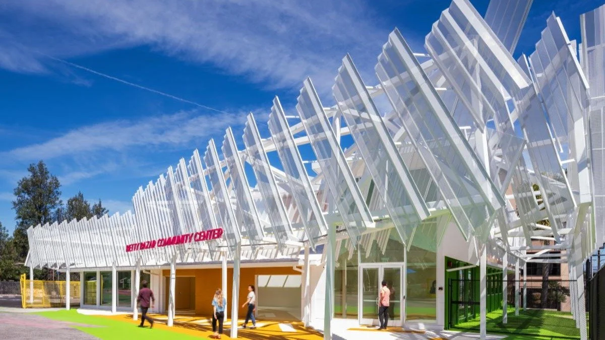 Betty Bazar Community Center is complete! 
@kadrearchitects design converts a former diner in Woodland Hills into a vibrant net-zero community center, supporting healing and dignity for families on the path from homelessness to stability. Nous provid