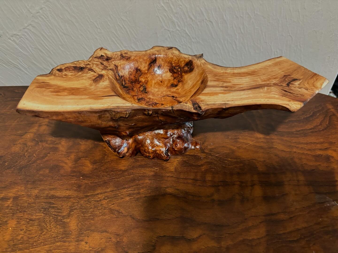 I was given a Burl that was sitting in a persons basement for 40 years.  They asked if I could make something from it. 
#burlwoodbowl #woodturnersofinstagram #woodturning #chestertoneuropeanmarket #woodarts