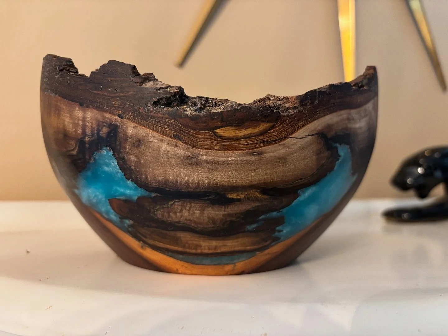 This bowl will be happy to see you this weekend at the Chesterton European market!!! #woodturningmagazine #woodturnersofinstagram #walnutwood #walnutandwood #chestertoneuropeanmarket #woodlatheworker#woodartisan