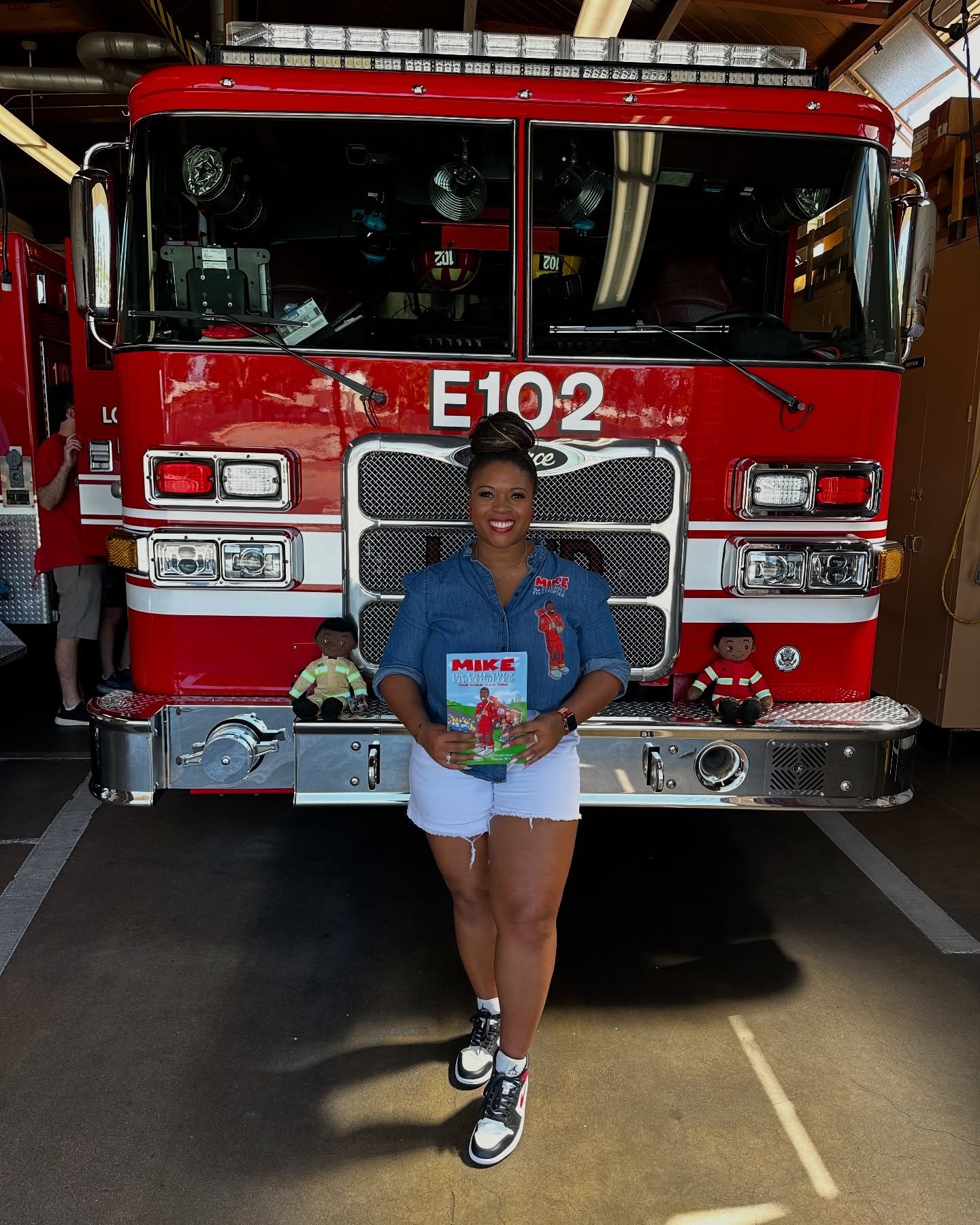 π₯ HAPPY MAGIC SHOES MONDAY! My goodness #magicshoesmonday has been flying by these past few months! I’m still feeling all the feels from the love shown by the @losangelesfiredepartment @lafdfirestation102 and @lafdstation88 for #fireservice#da