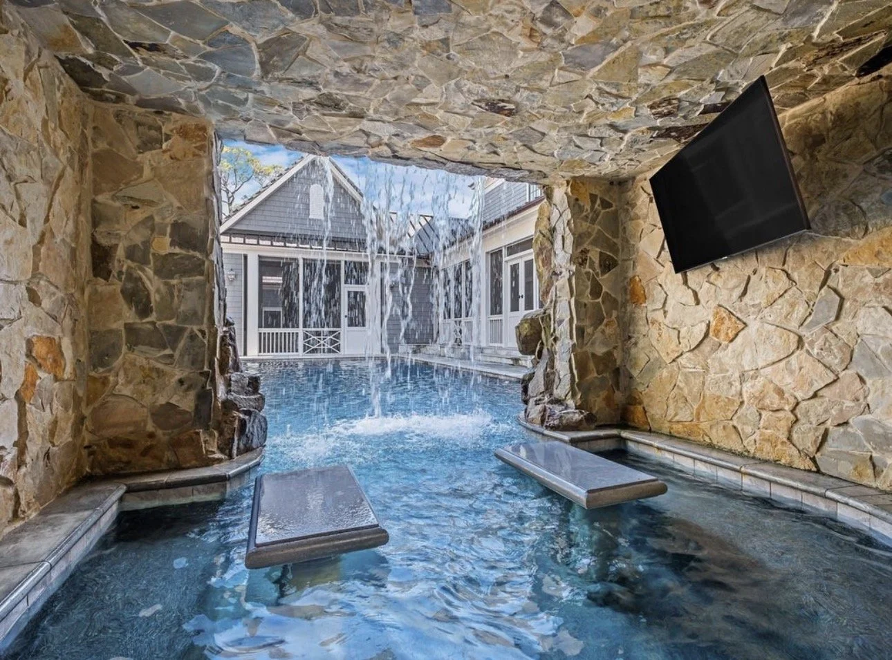 Inside the grotto we can add some benches and tables so you can put a tv up and relax