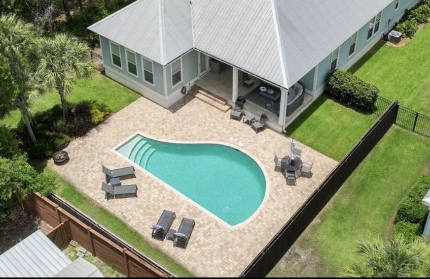 Backyard bliss: where sunny afternoons meet effortless relaxation