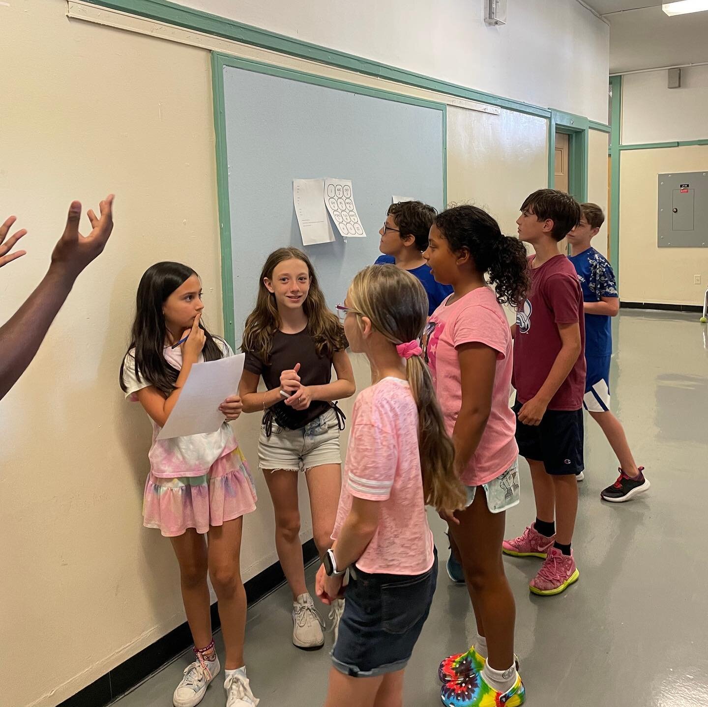 At MS114, students competed in a scavenger hunt by following riddles pasted around the school. The fourth grade team emerged victorious! #harrimanprograms #education #ms114