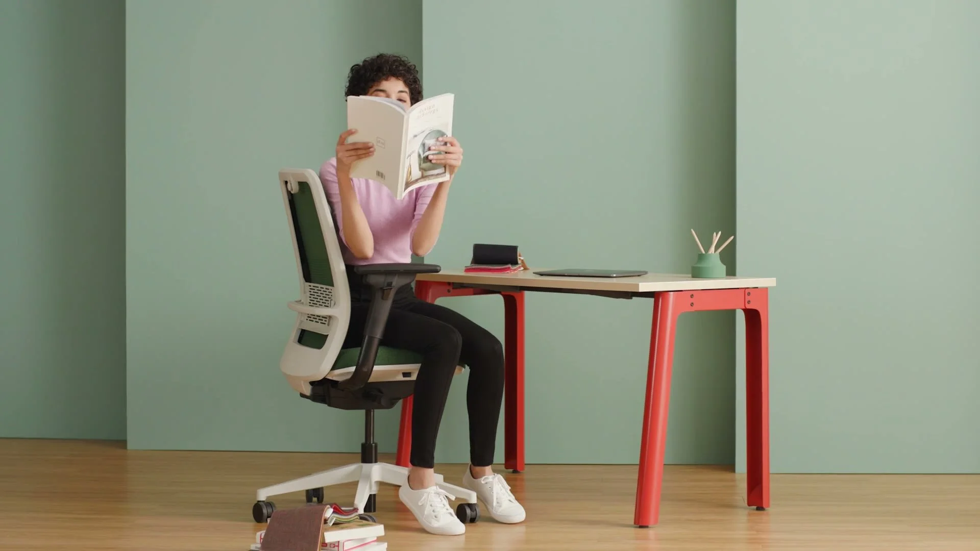 Steelcase Personality Plus, film still 3