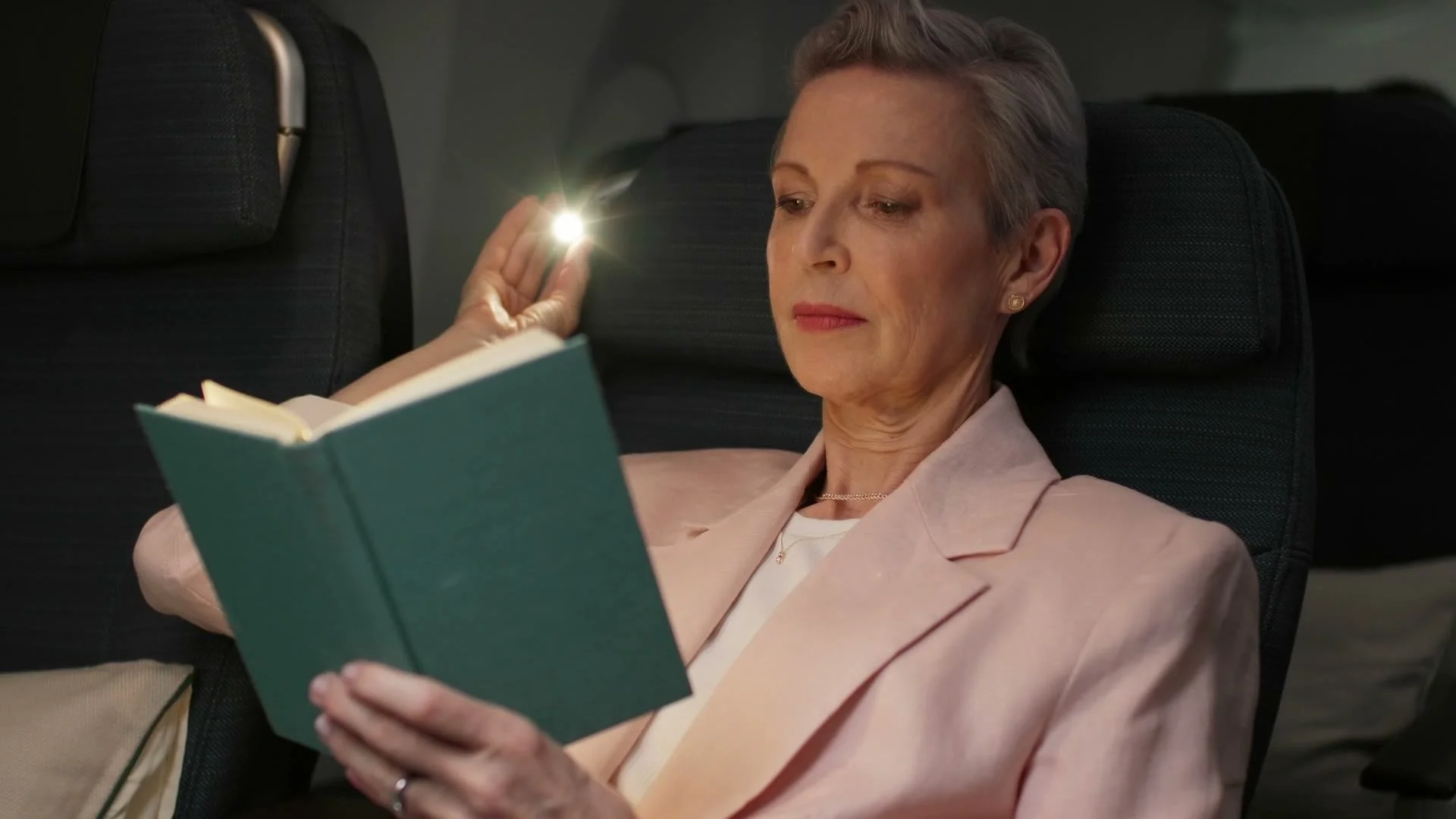 Cathay Pacific Premium Economy, film still 4