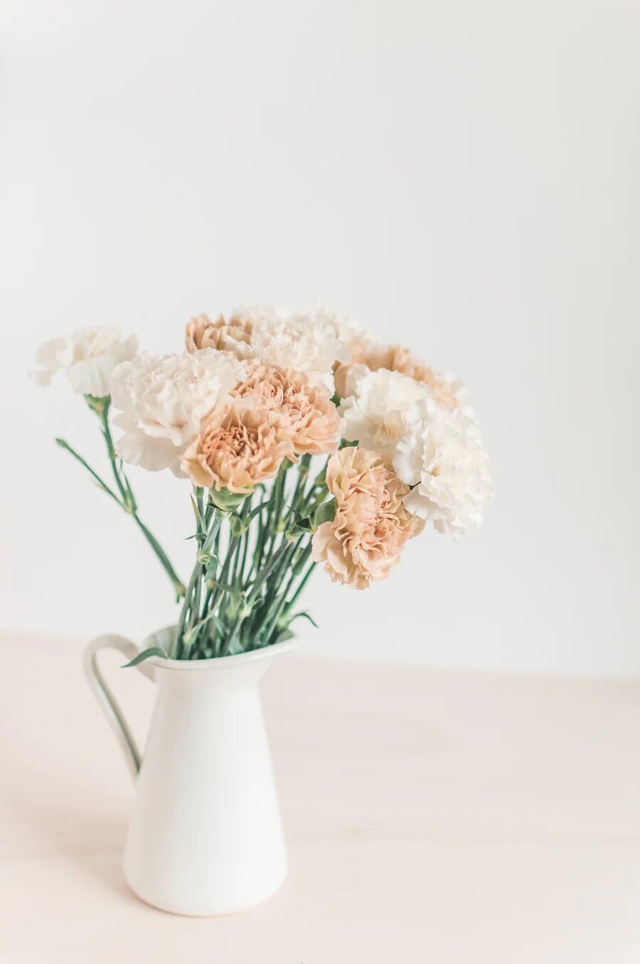 Carnations are Mandy's favorite flower — and Justin finds that out pretty quickly. Also, Mandy would TOTALLY have this vase.