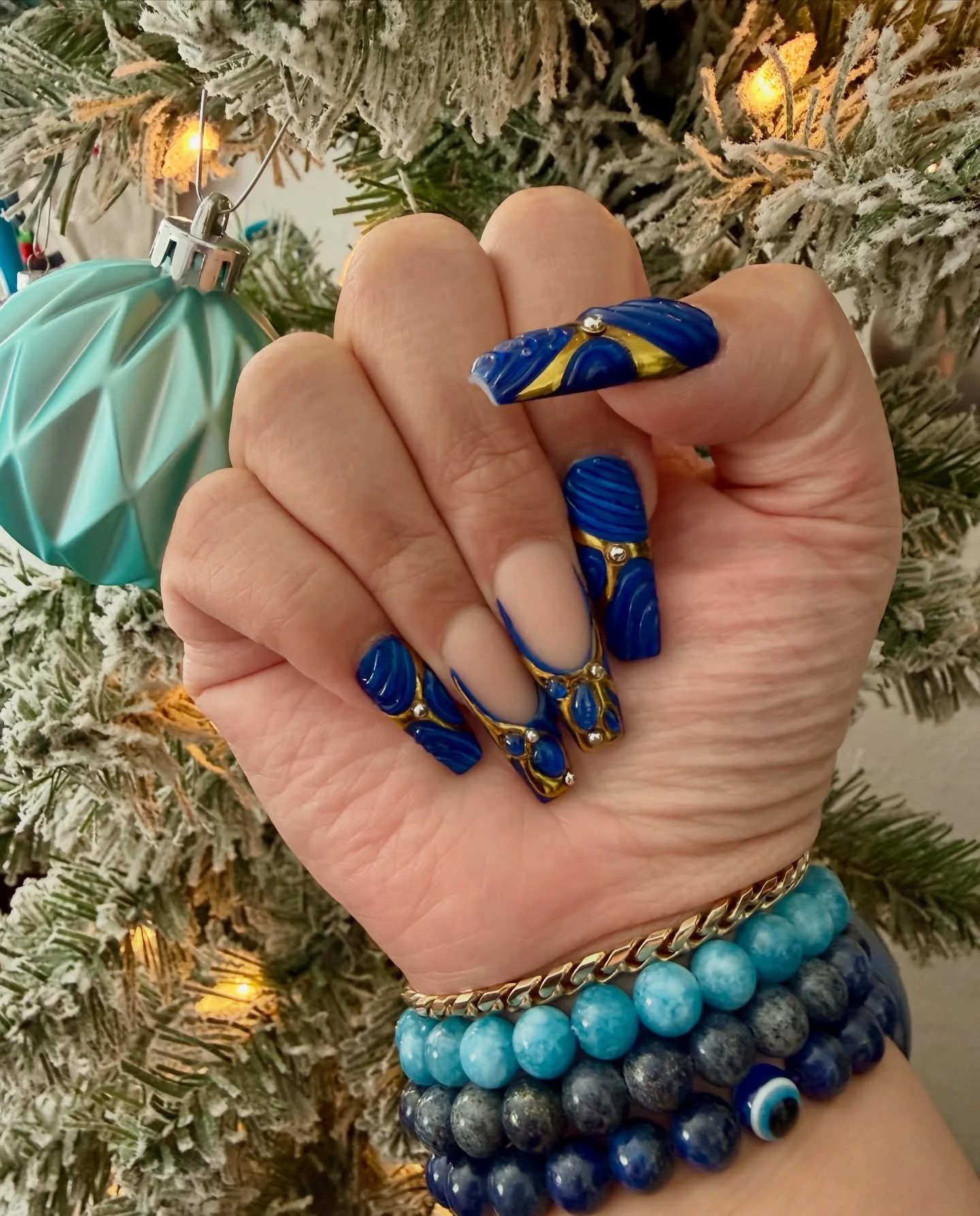 🩵WINTER BLUES💙

&hellip;but make it intentional. Lean into your throat chakra energy&mdash; for clear communication, softened boundaries, and intentional expression. 

Blue carries flowing energy of authenticity and grounds the voice; gold illumina