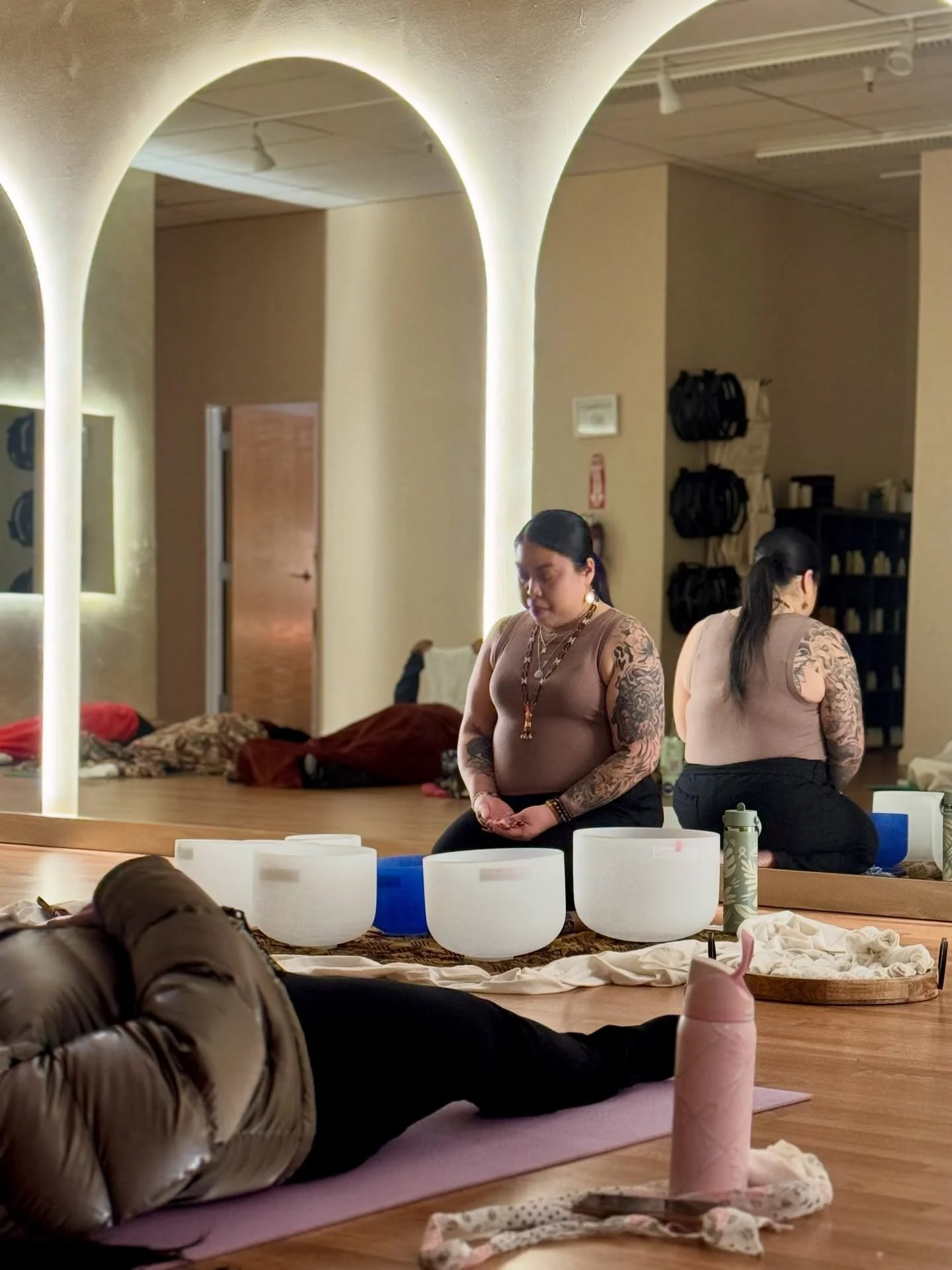 💫 What an amazing soft opening month at @aura.wellnessstudio 🤍 I&rsquo;m endlessly grateful for the community forming here. Thank you for showing up, for trusting the process, and for choosing my sound healing class as part of your wellness journey