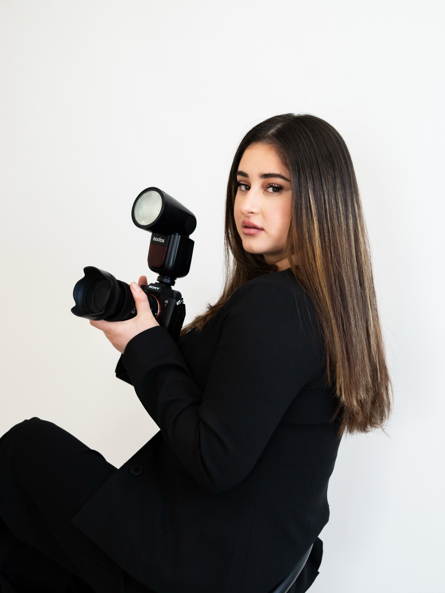 one of our fave sessions from this year 📸 

we love shooting brand minis, but it&rsquo;s even more fun when you&rsquo;re shooting for a fellow photographer 🫶

thank you @its.herlens for coming to see us!
shot at @kuvahaus