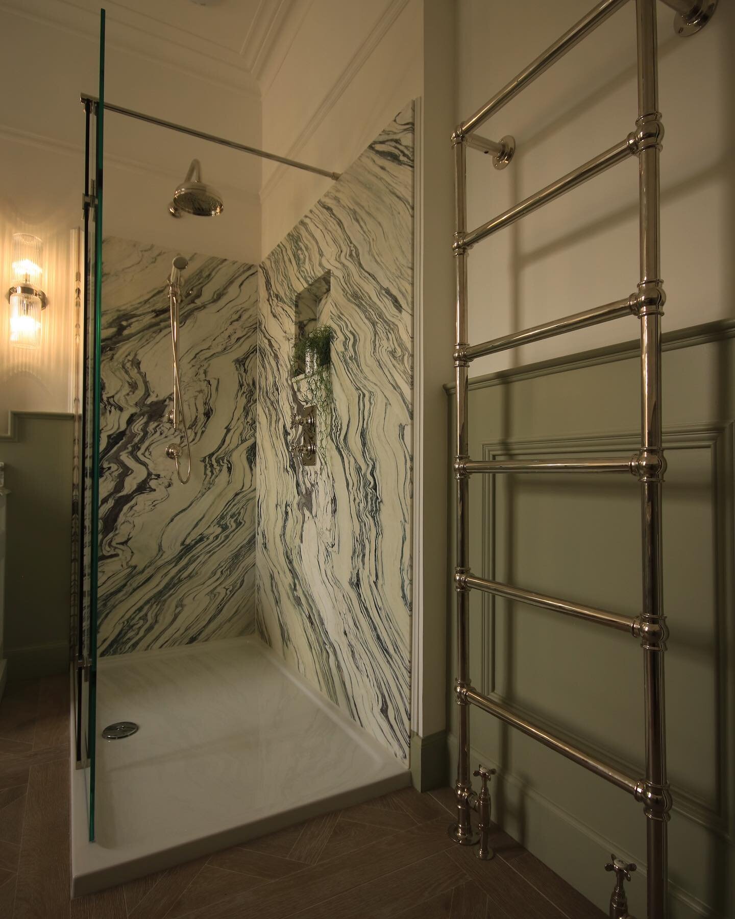 &bull; 𝐓𝐫𝐮𝐥𝐲 𝐔𝐧𝐢𝐪𝐮𝐞&hellip; ☁️

This impressive marble shower enclosure is the bespoke backdrop for the @drummonds_bathrooms Mull Classic Shower Plate and Classic Rose and Hand Shower.