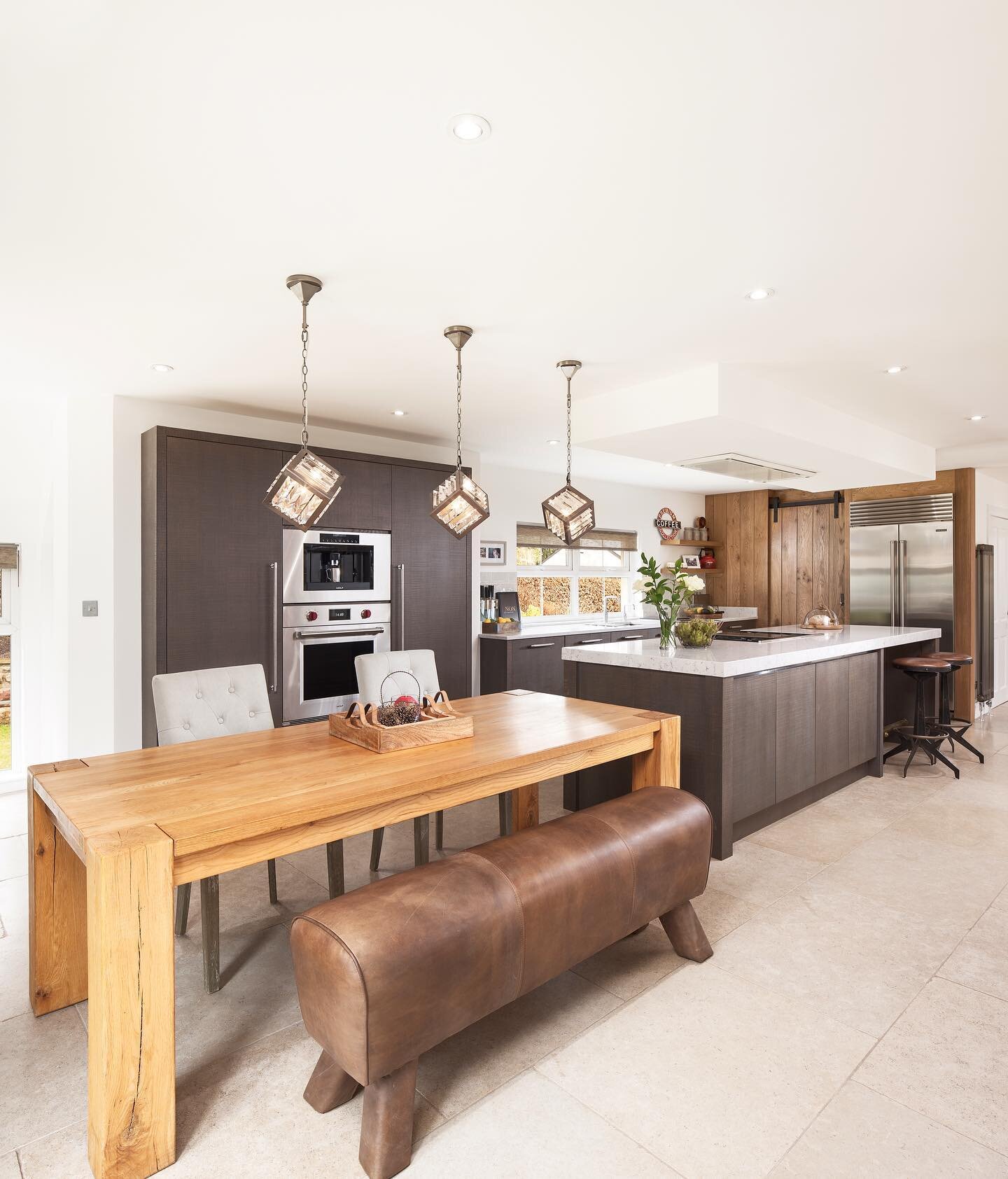 &bull; 𝐀 𝐃𝐨𝐥𝐥𝐚𝐫 𝐃𝐞𝐥𝐢𝐠𝐡𝐭

This bespoke band sawn oak kitchen from our Ardoch range is a stunning example of a handmade product manufactured solely in Britain, uniquely designed for our long-time client&rsquo;s family to enjoy. 

Our head