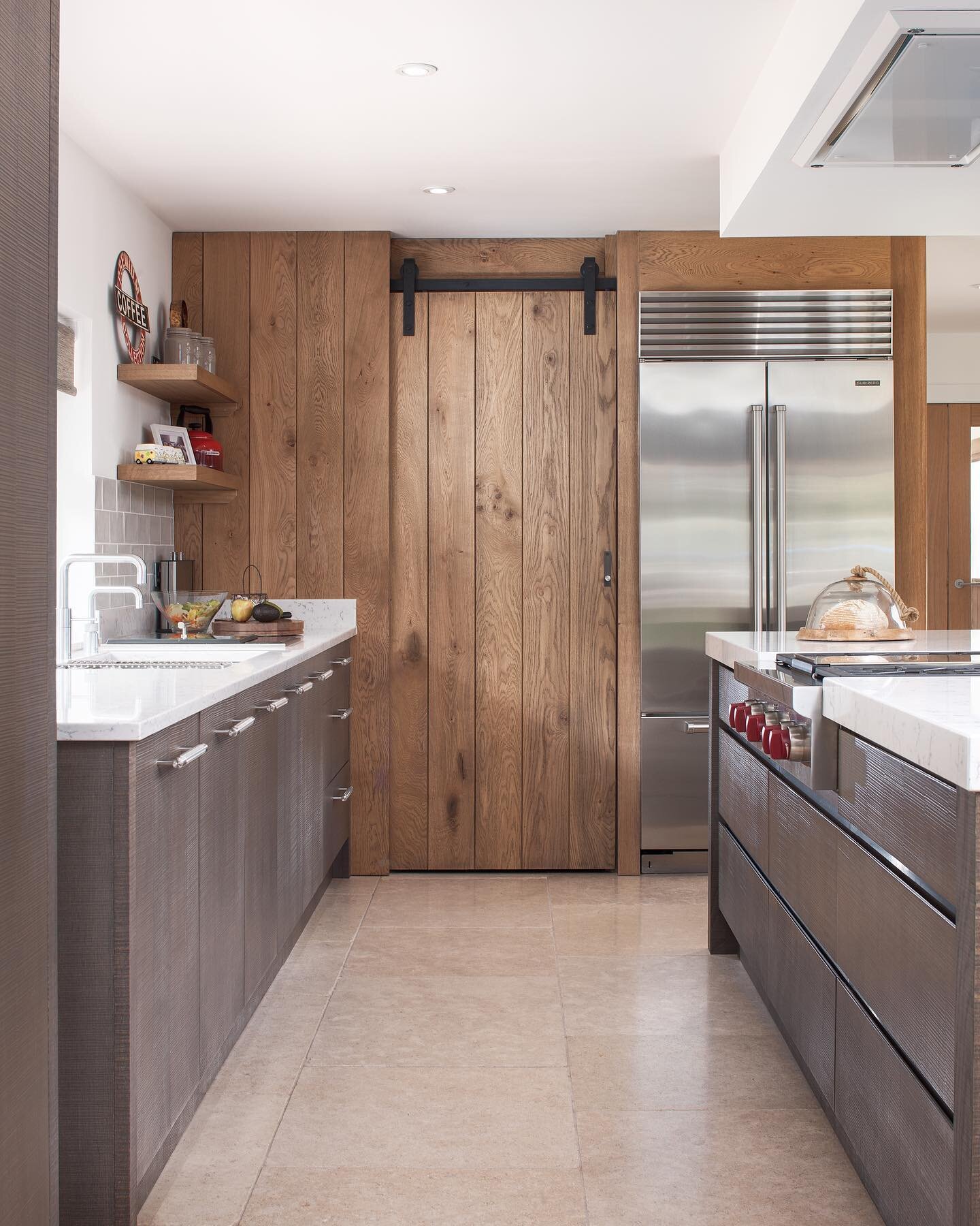 &bull; 𝐒𝐰𝐢𝐩𝐞 𝐓𝐨 𝐑𝐞𝐯𝐞𝐚𝐥 𝐓𝐡𝐞 𝐇𝐢𝐝𝐝𝐞𝐧 𝐏𝐚𝐧𝐭𝐫𝐲!

This band sawn oak kitchen from Braco Designs&rsquo; Ardoch range was designed and installed with the addition of a pocket barn door, opening to reveal the bespoke pantry which li